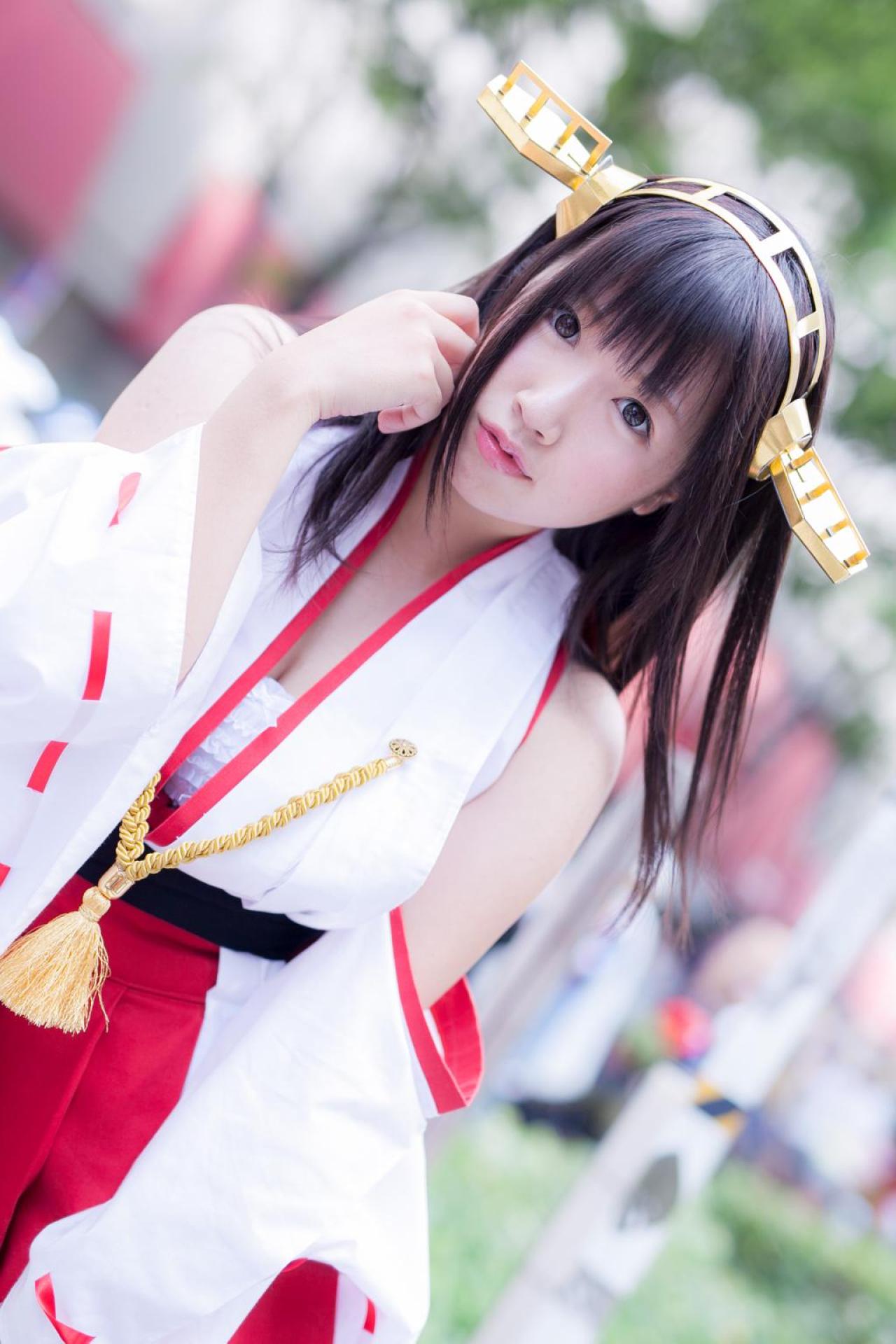 ゆとり扮榛名轻扶脸庞 站姿 对角线构图