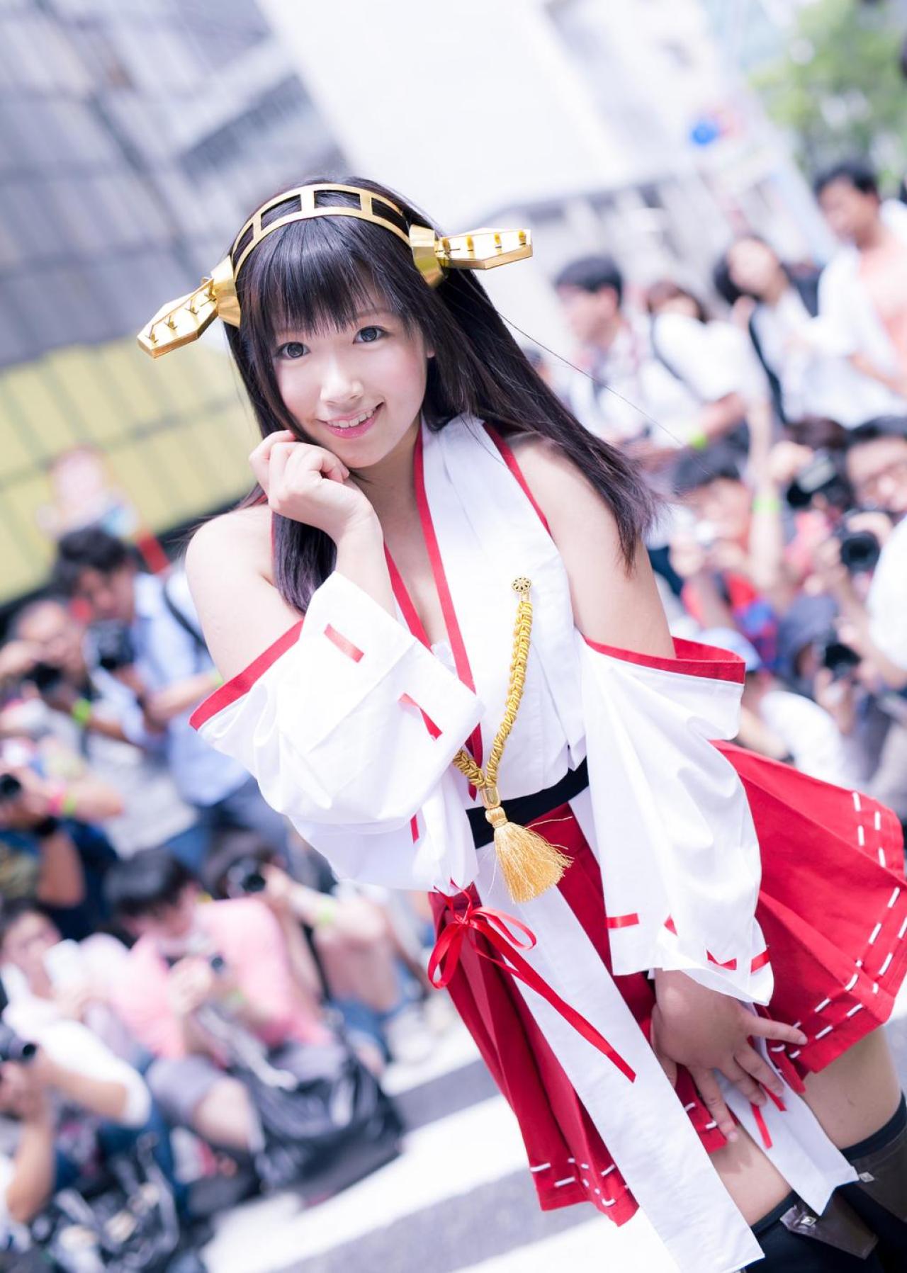 ゆとり扮榛名轻扶脸庞 站姿