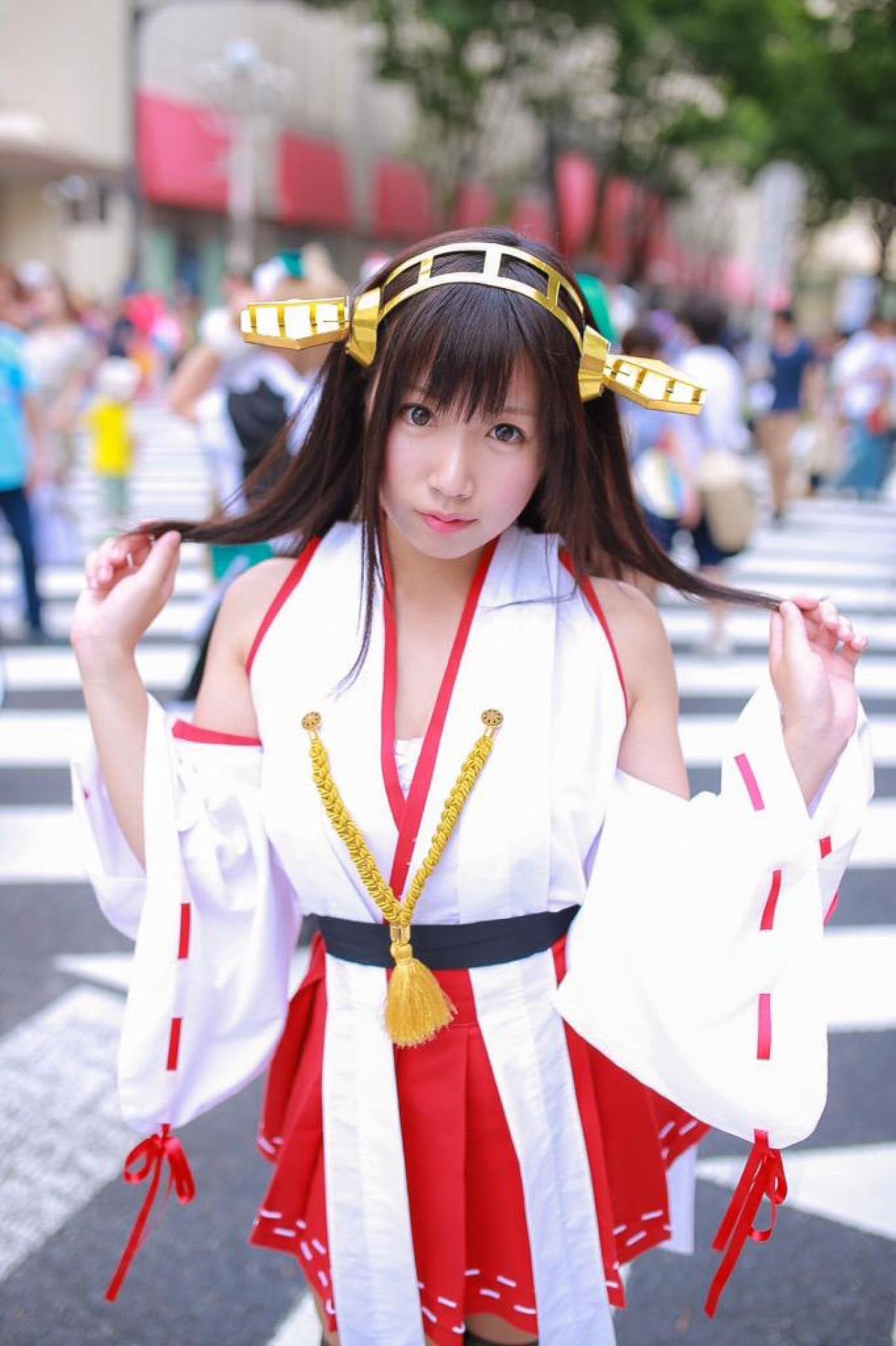 ゆとり扮榛名双手拉起发梢