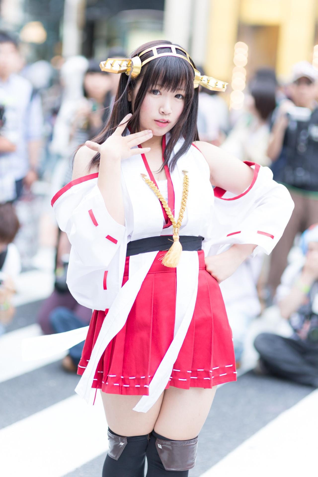 ゆとり扮榛名左手叉腰，右手轻抚刘海儿 站姿