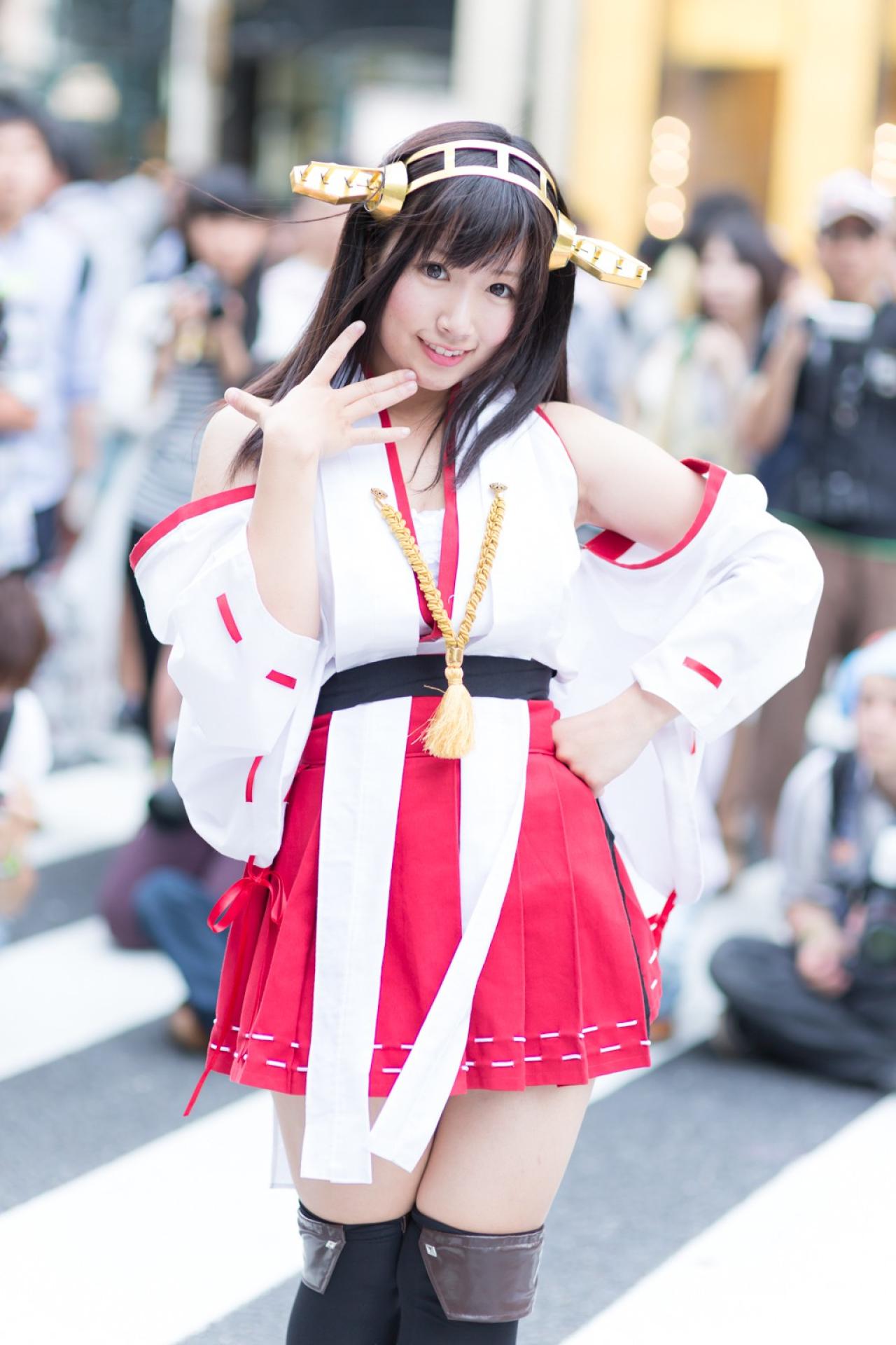 ゆとり扮榛名左手叉腰，右手轻抚刘海儿 微笑 站姿