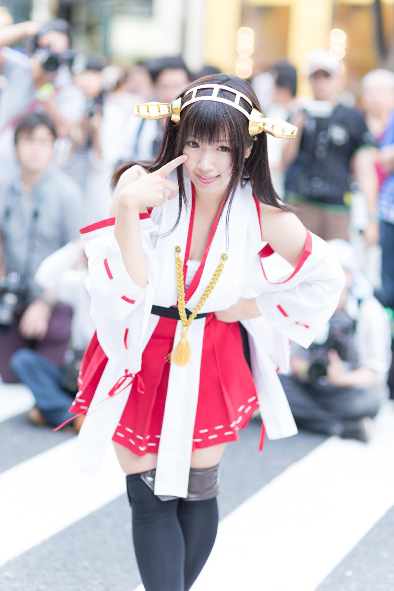 ゆとり扮榛名左手叉腰，右手戳脸，吐舌，作鬼脸卖萌 站姿