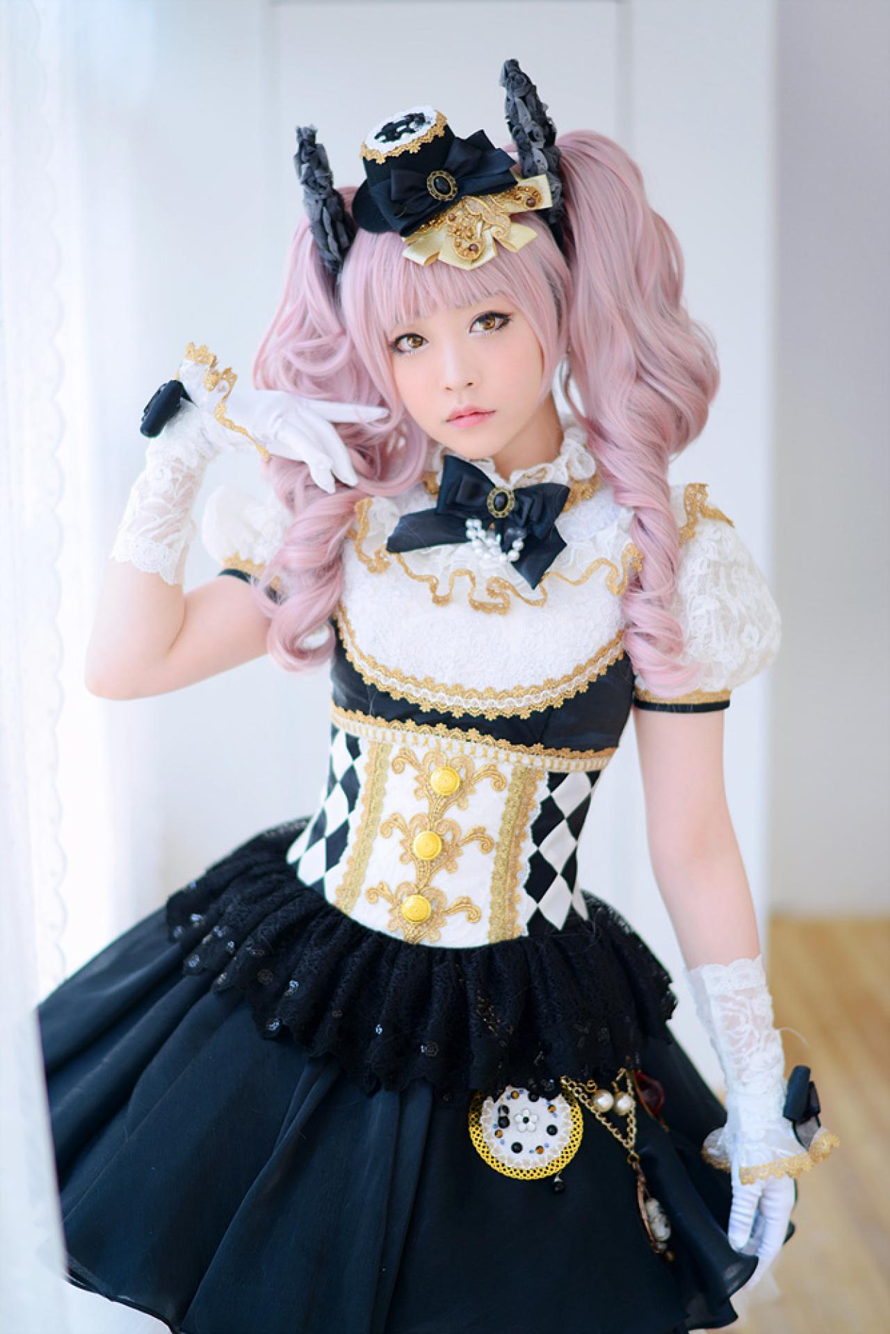 兔娘tomia扮爱丽丝轻抚发梢 站姿