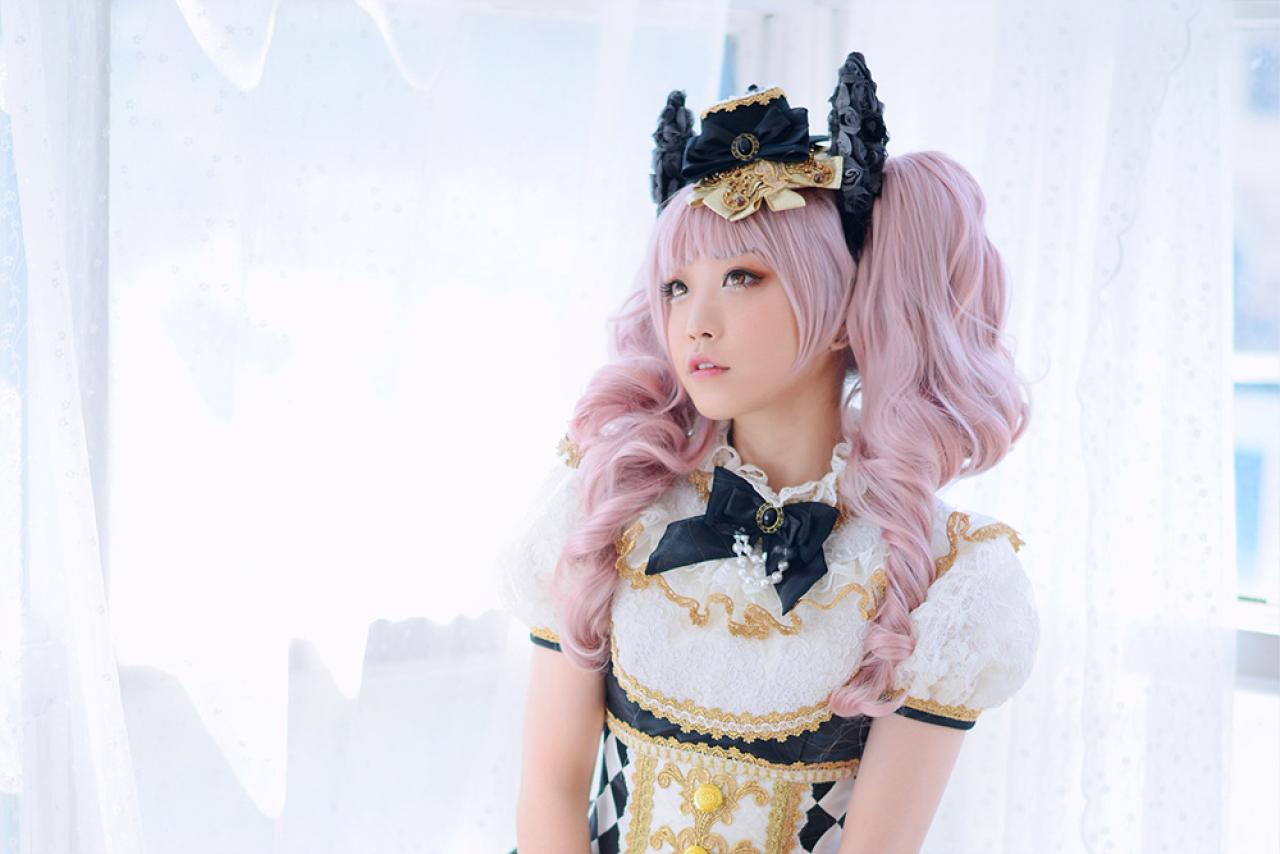 兔娘tomia扮爱丽丝站在窗帘边 上半身