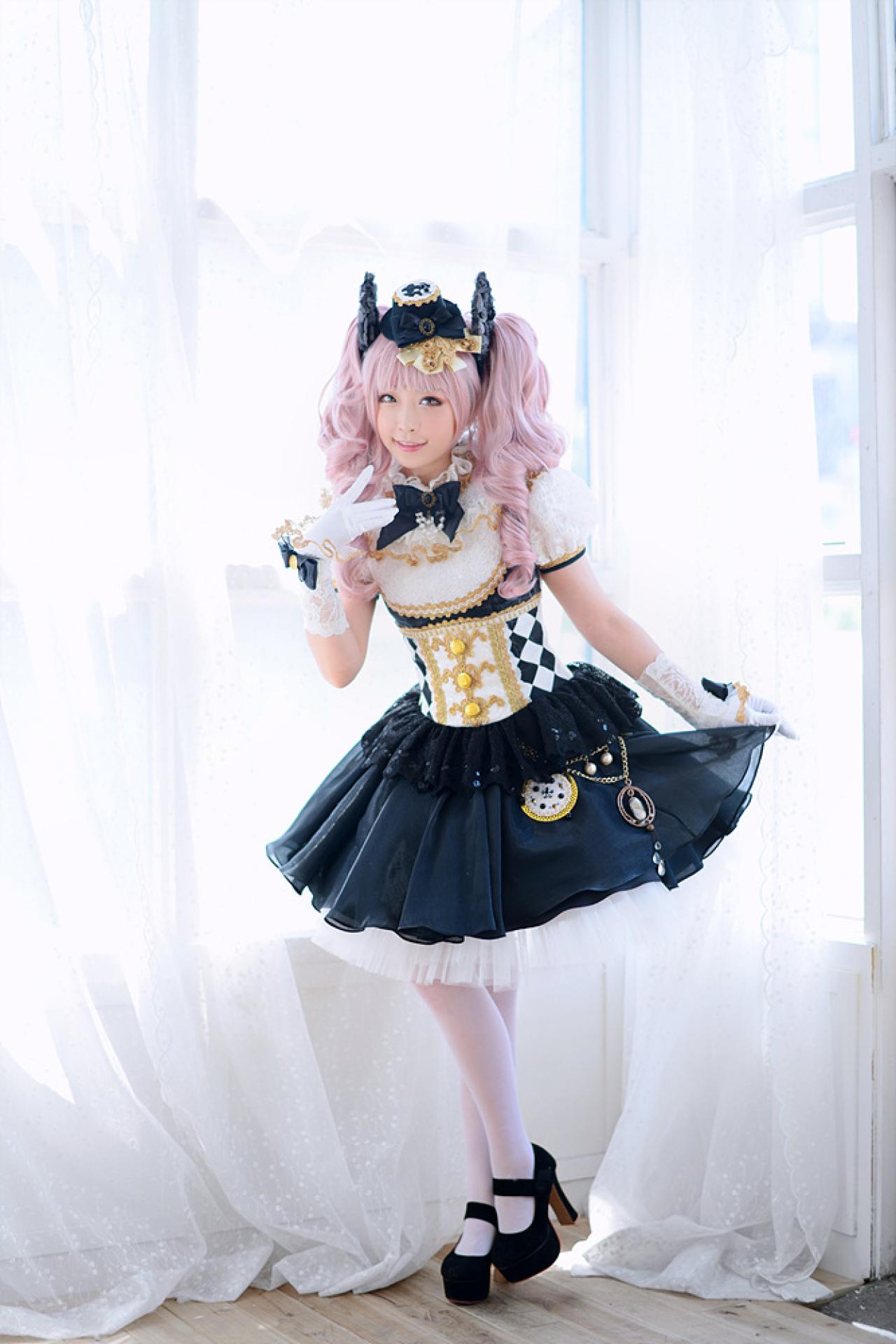 兔娘tomia扮爱丽丝右手抬起裙摆站在窗帘边