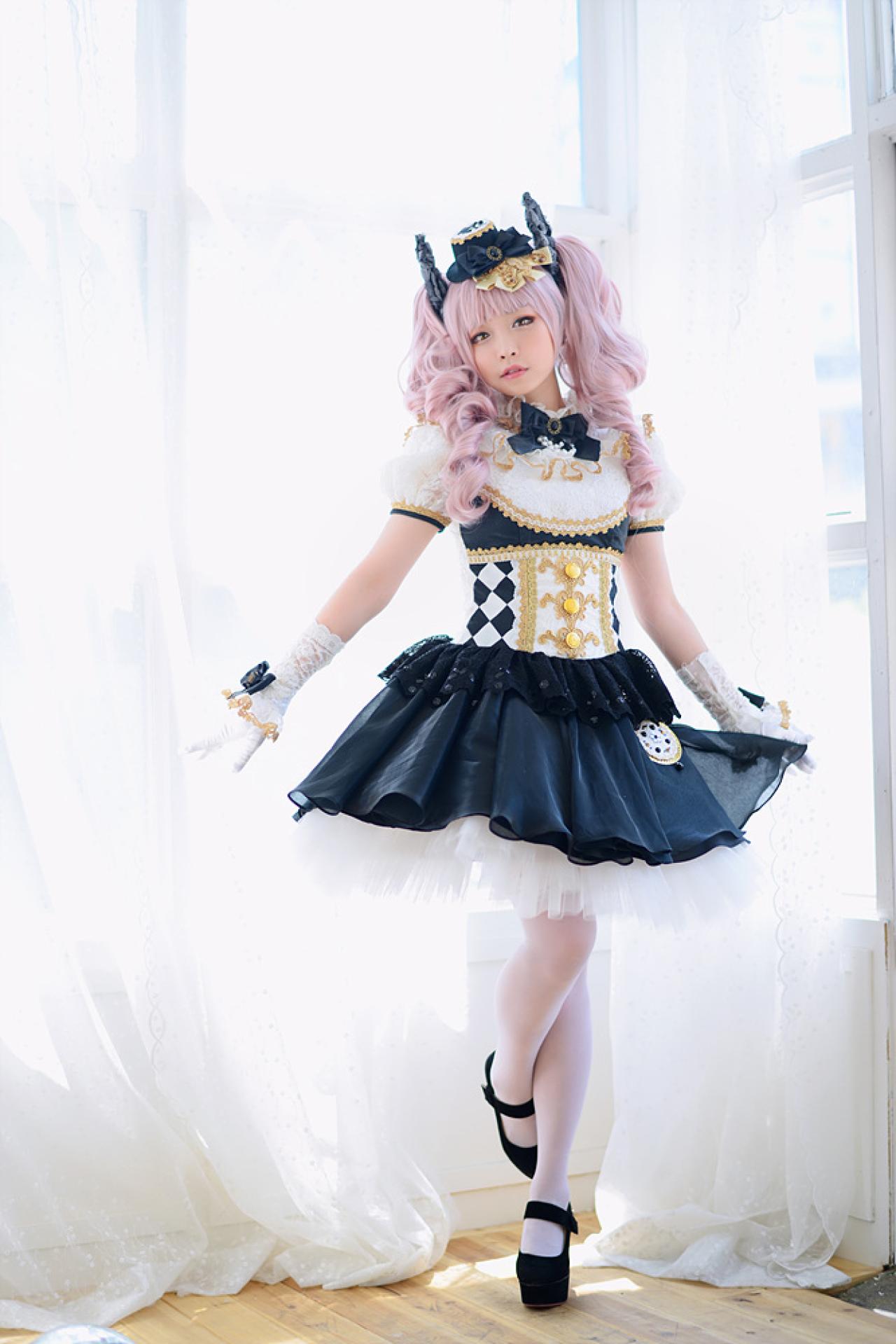 兔娘tomia扮爱丽丝右手拉起裙摆站在窗帘边