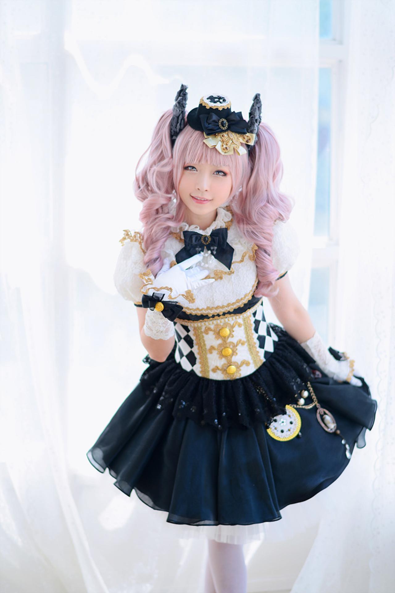 兔娘tomia扮爱丽丝右手拉起裙摆，左手贴在胸前