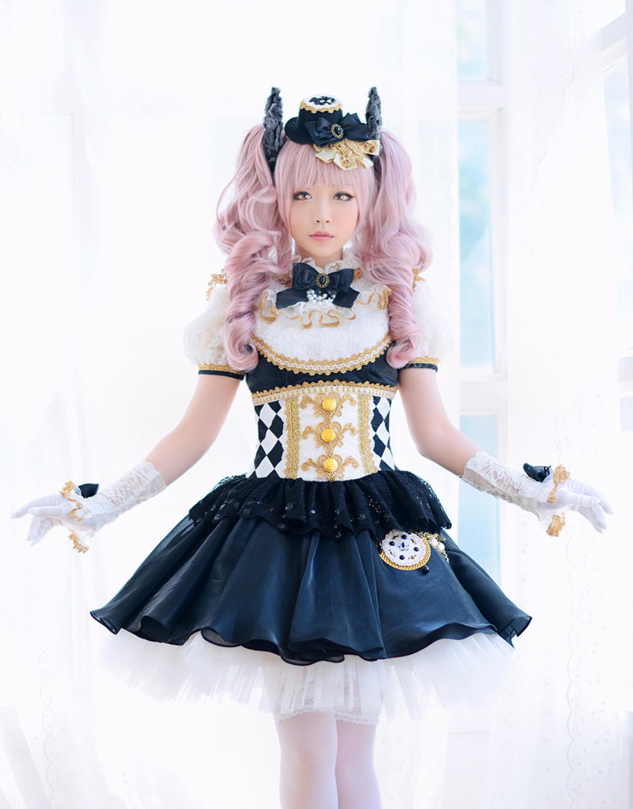 兔娘tomia扮爱丽丝站在窗帘前