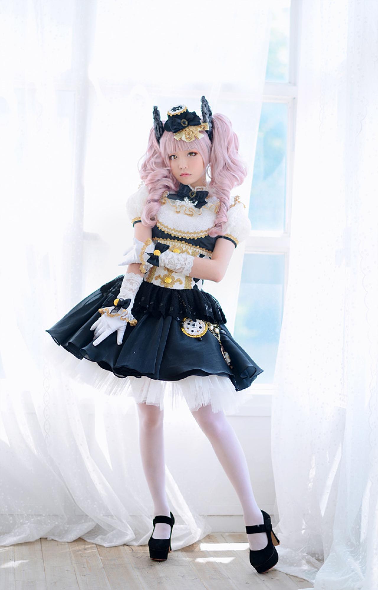 兔娘tomia扮爱丽丝站在窗帘前，右臂轻扶裙摆，左手搭在右臂上