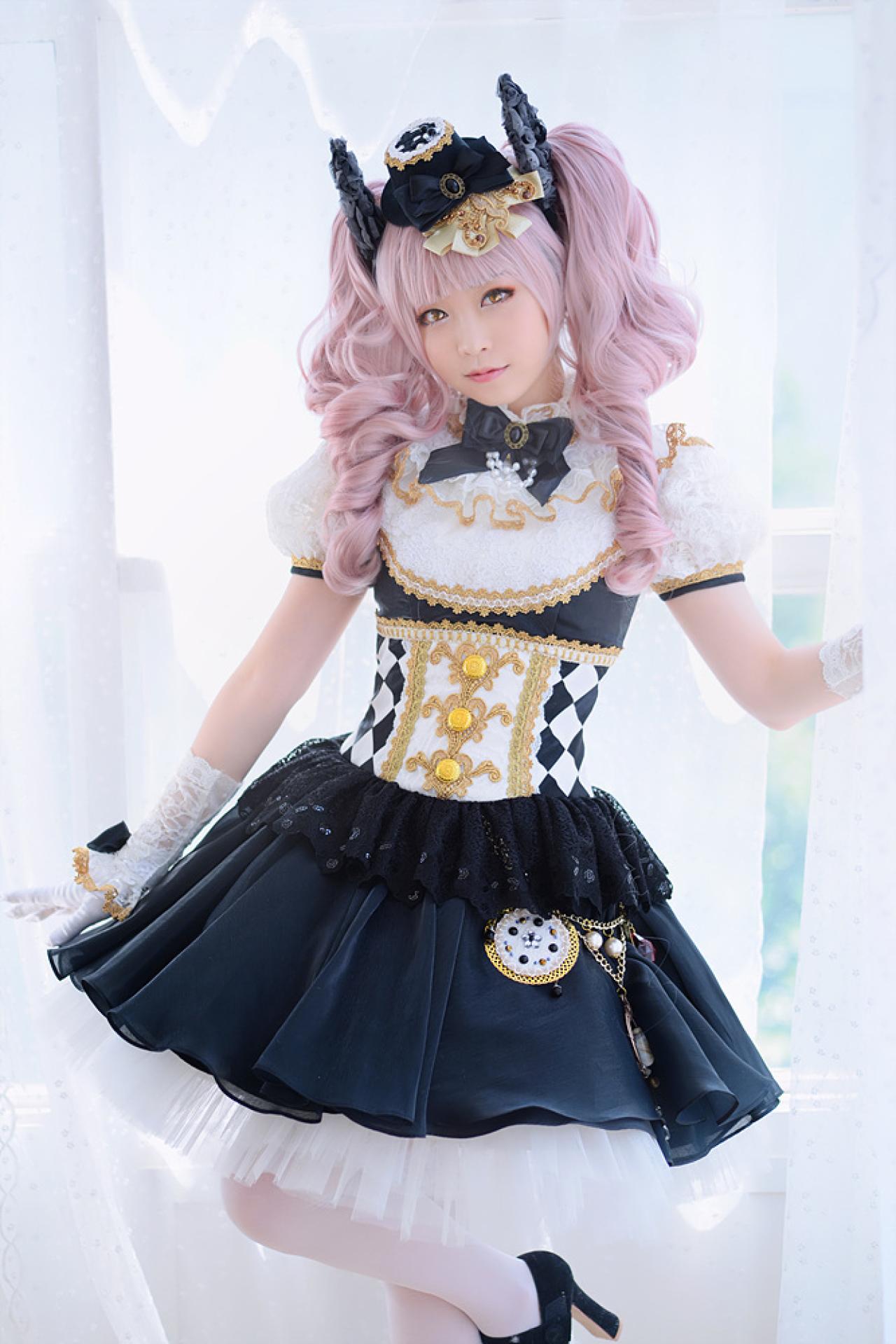 兔娘tomia扮爱丽丝站在窗帘前，轻扶窗帘