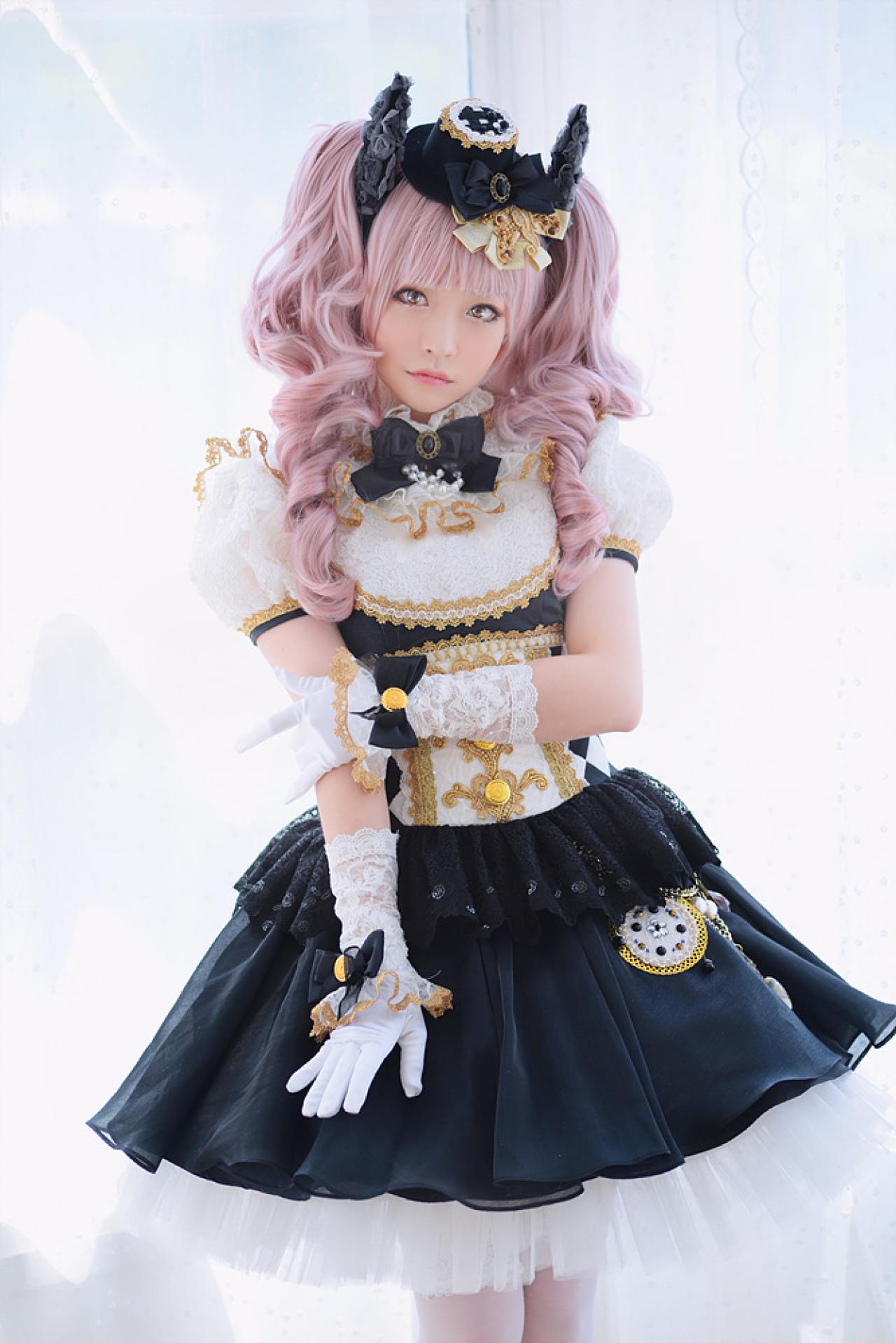 兔娘tomia扮爱丽丝站在窗帘前 右手搭在左臂上 正面