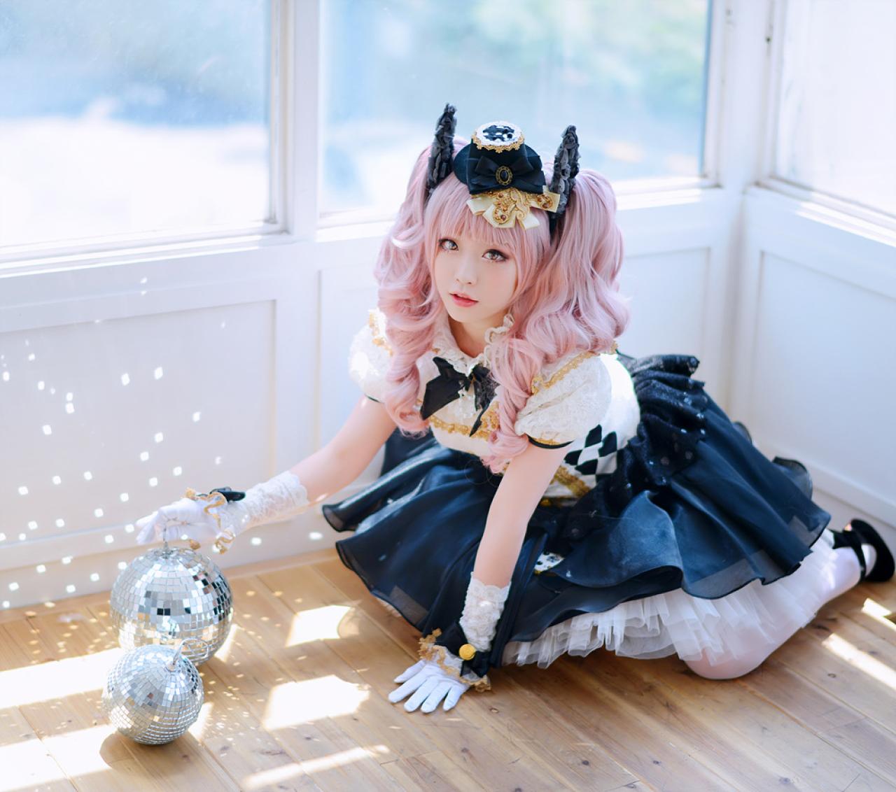 兔娘tomia扮爱丽丝跪在地板上，轻抚水晶球