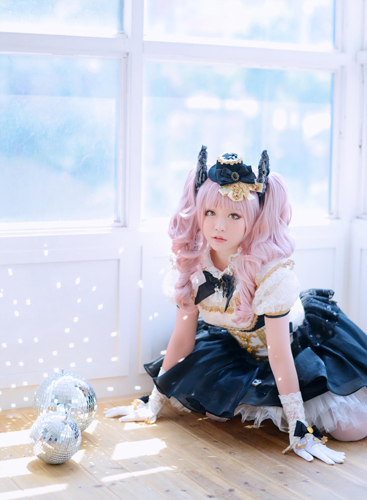 兔娘tomia扮爱丽丝趴在地板上