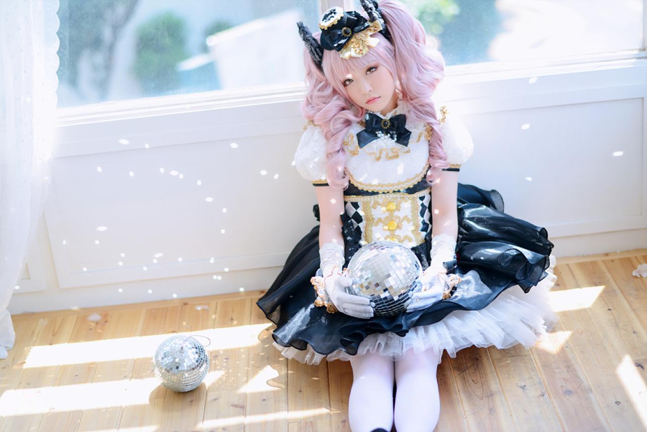 兔娘tomia扮爱丽丝双手抱着水晶球靠坐在窗前