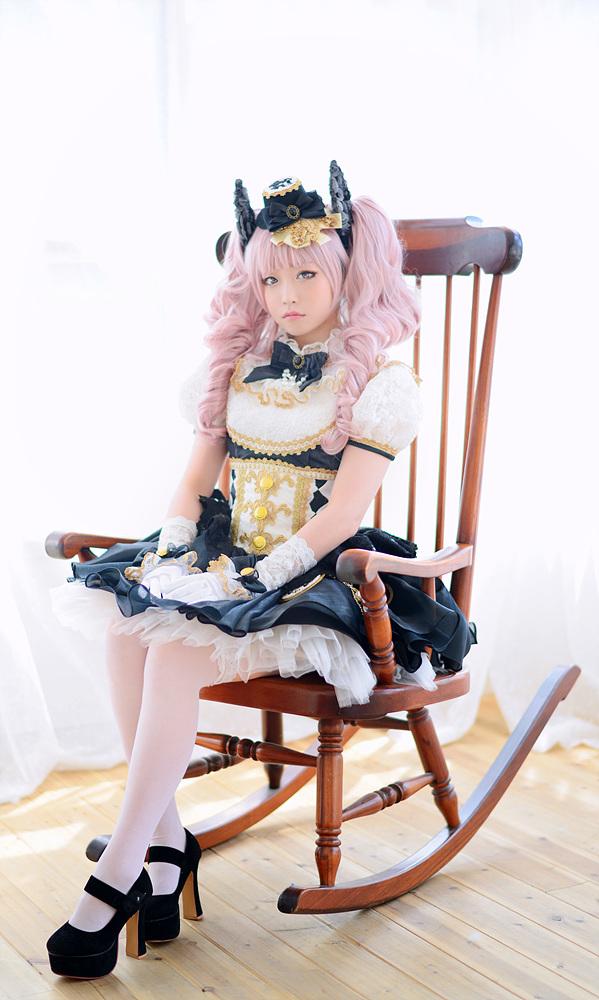 兔娘tomia扮爱丽丝坐在摇椅上 3/4侧面