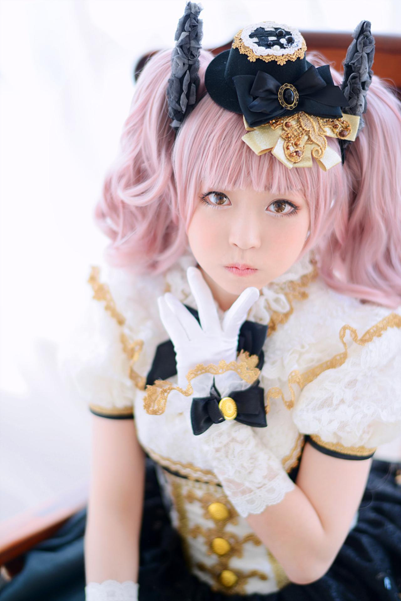 兔娘tomia扮爱丽丝轻抵下巴，嘟嘴卖萌