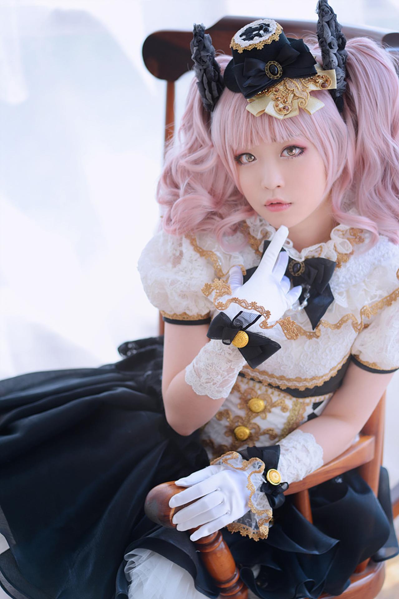 兔娘tomia扮爱丽丝坐在摇椅上，右手轻抵下巴