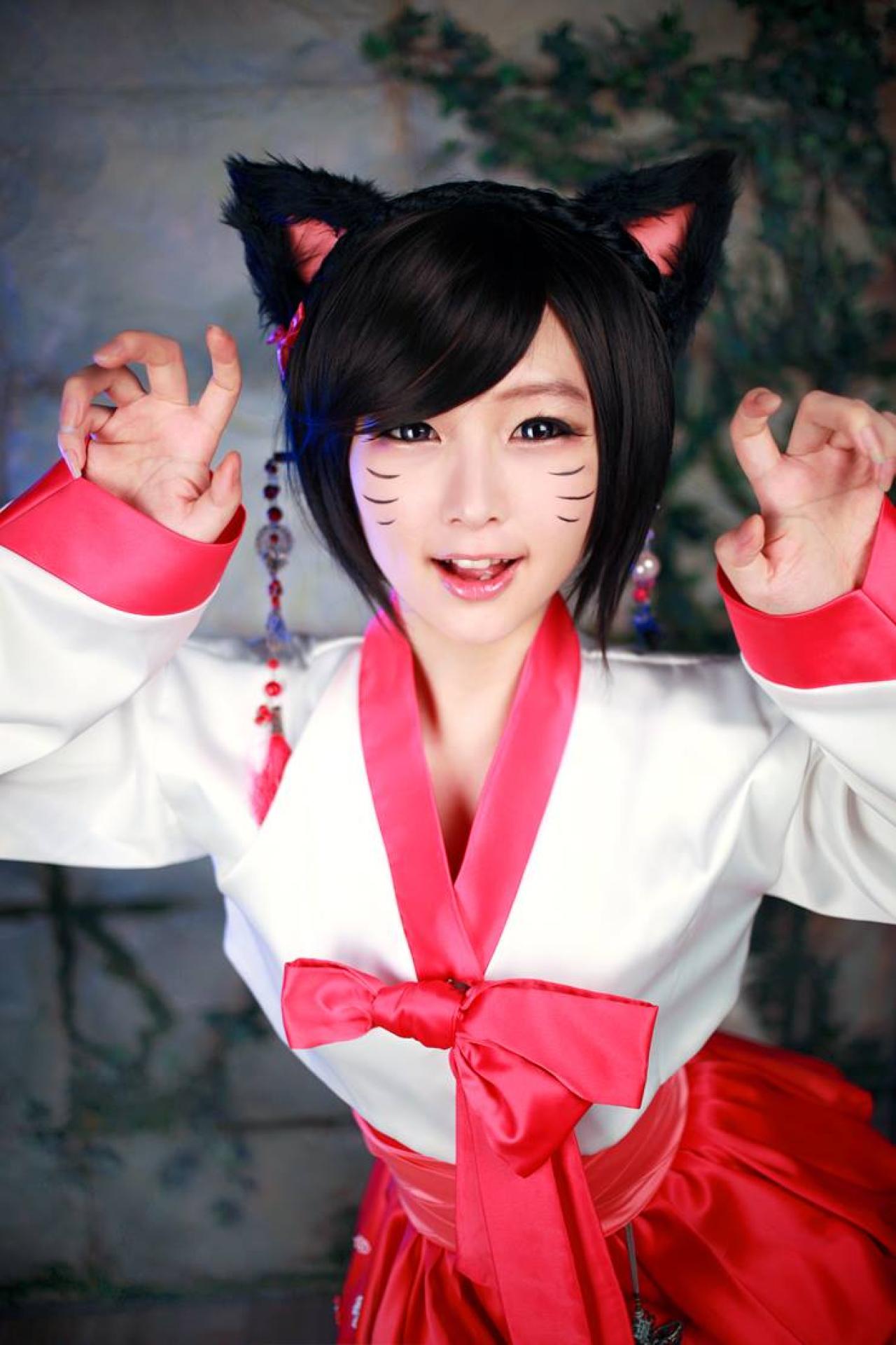 Tasha扮英雄联盟LOL九尾妖狐双手作猫爪扮小猫卖萌