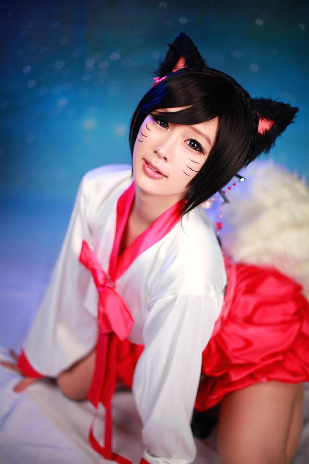 Tasha扮英雄联盟LOL九尾妖狐跪趴在地面上