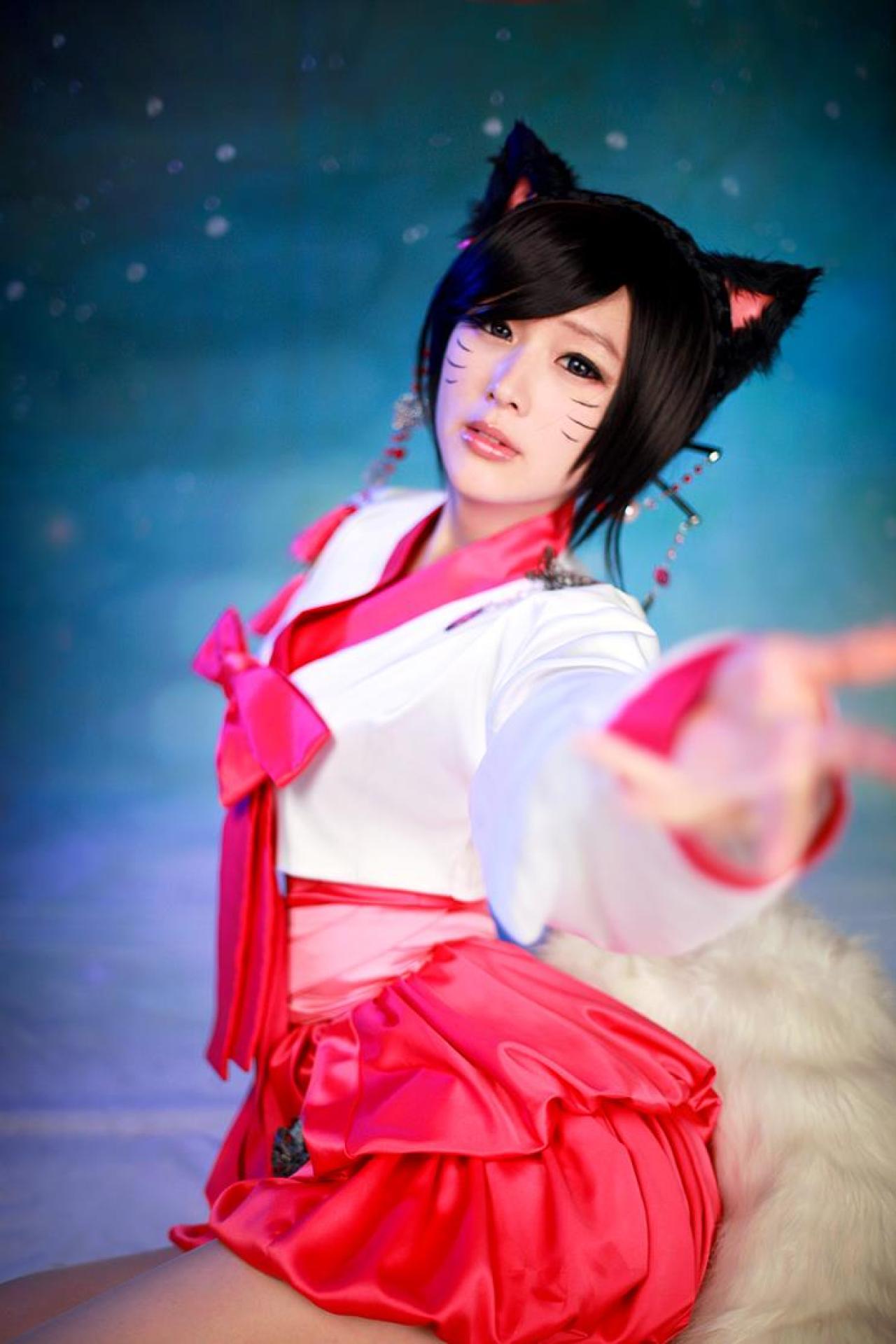 Tasha扮英雄联盟LOL九尾妖狐伸出左手 跪姿 侧面