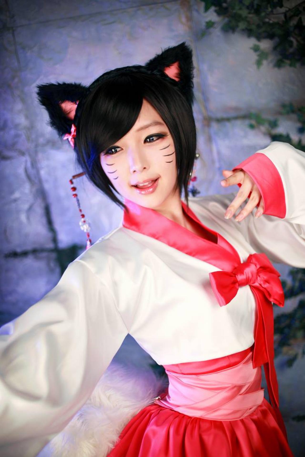 Tasha扮英雄联盟LOL九尾妖狐抬起双臂 站姿 4/3侧面