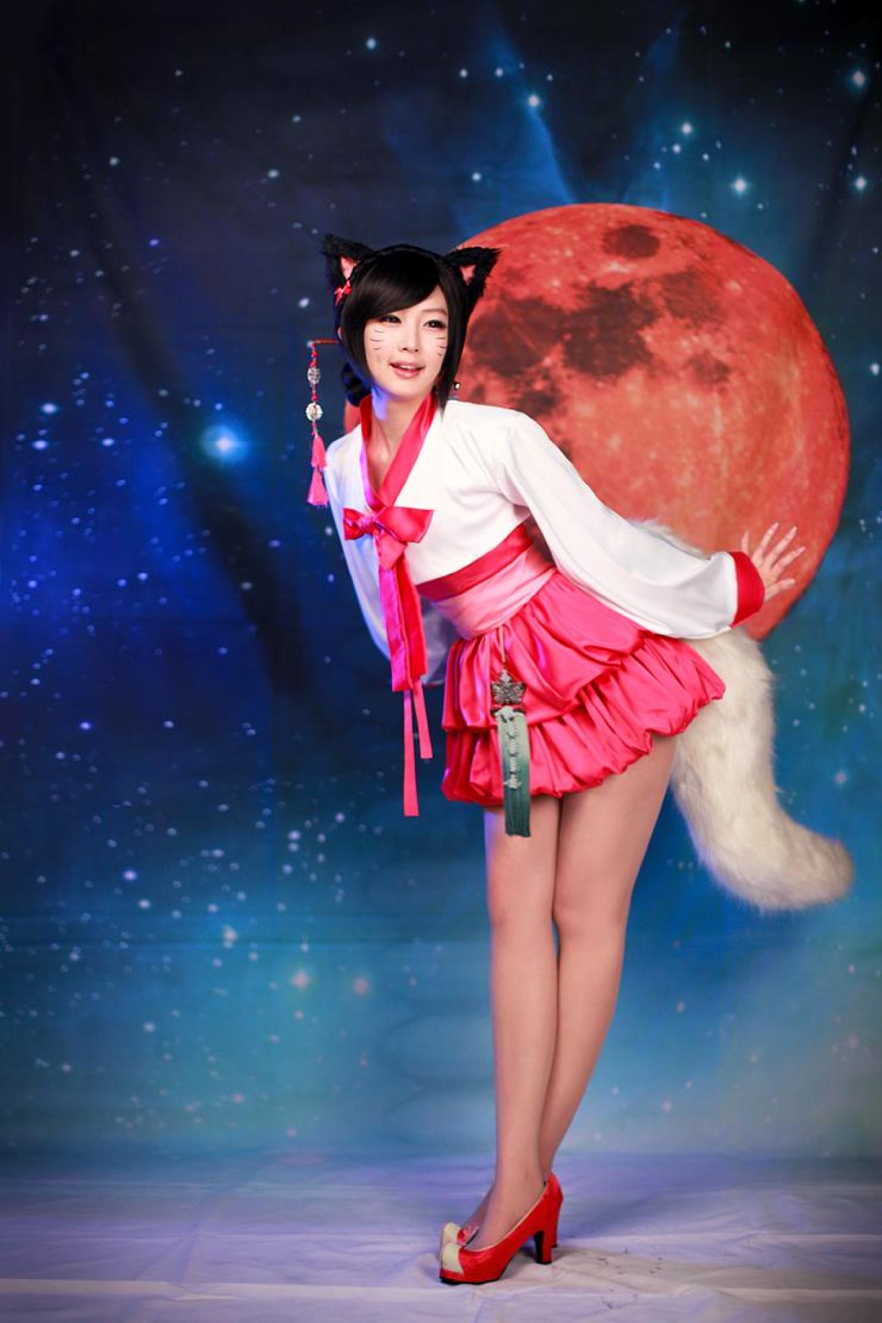 Tasha扮英雄联盟LOL九尾妖狐前倾身体 双手向后抬起