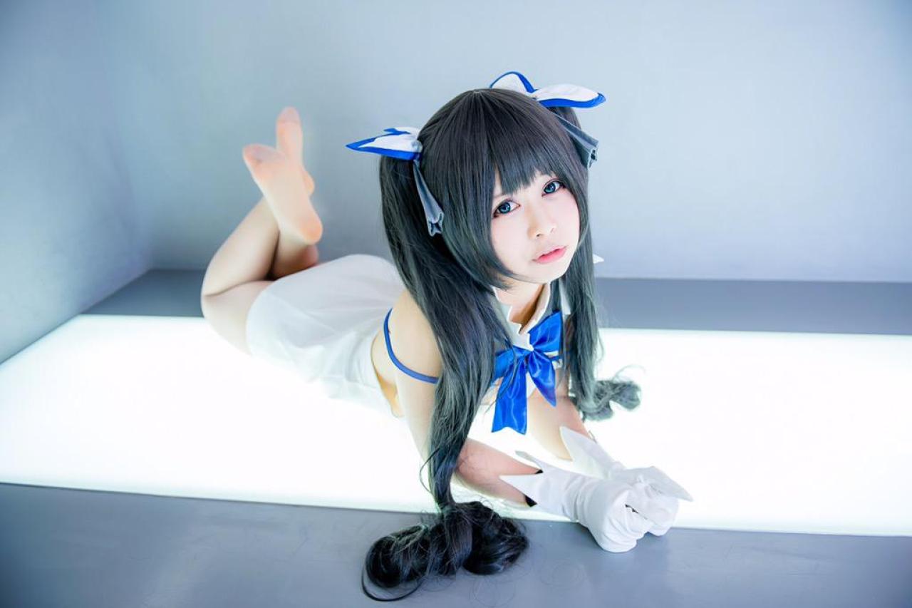 天羽みあ扮赫斯缇雅趴姿 3/4侧面