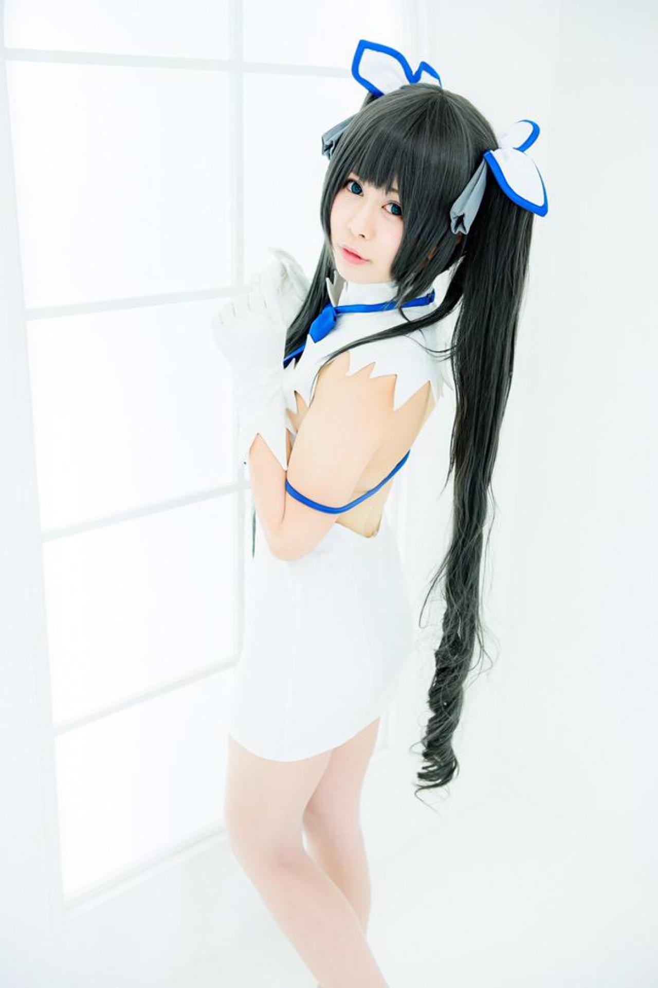 天羽みあ扮赫斯缇雅站在窗前回眸