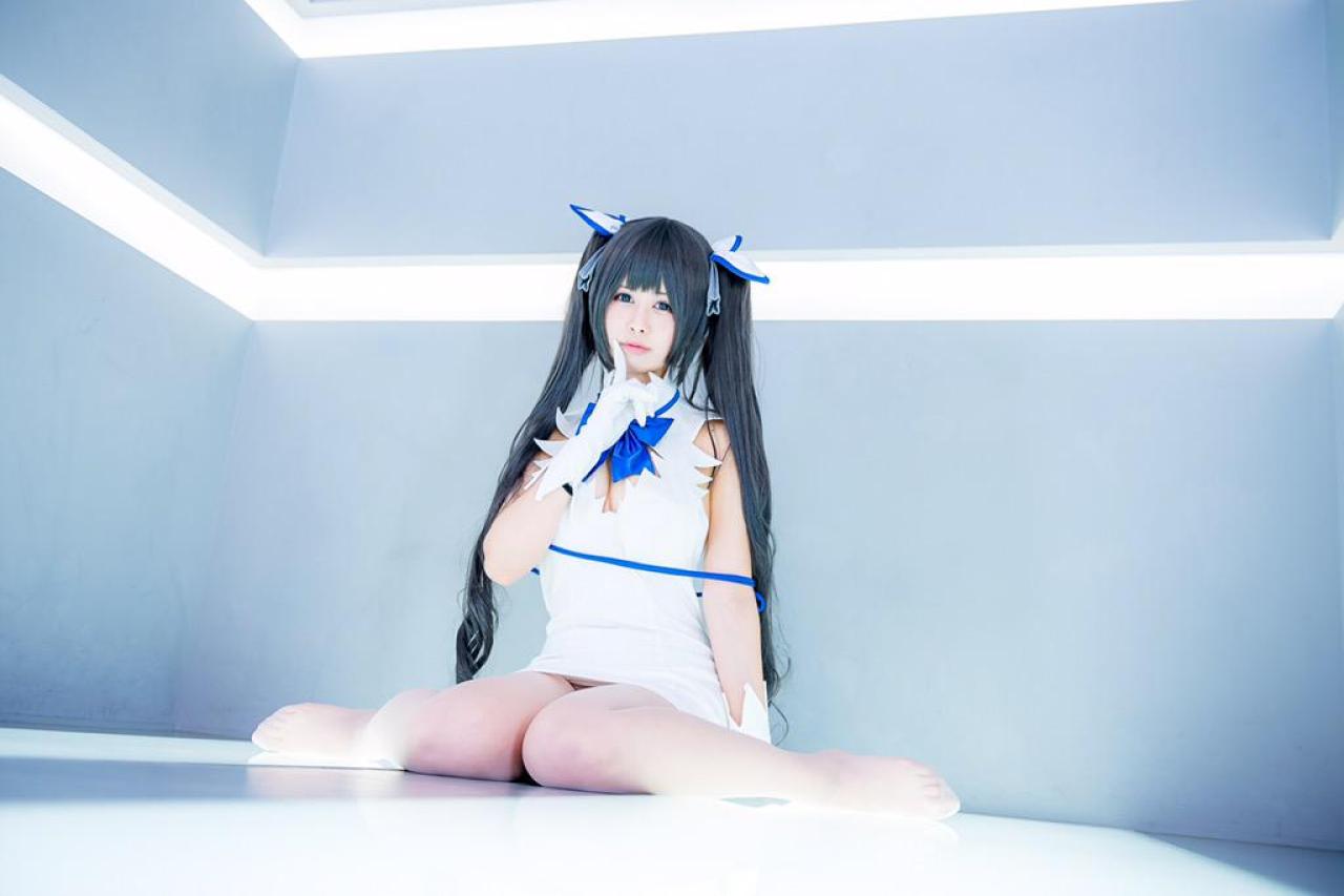 天羽みあ扮赫斯缇雅跪姿 3/4侧面