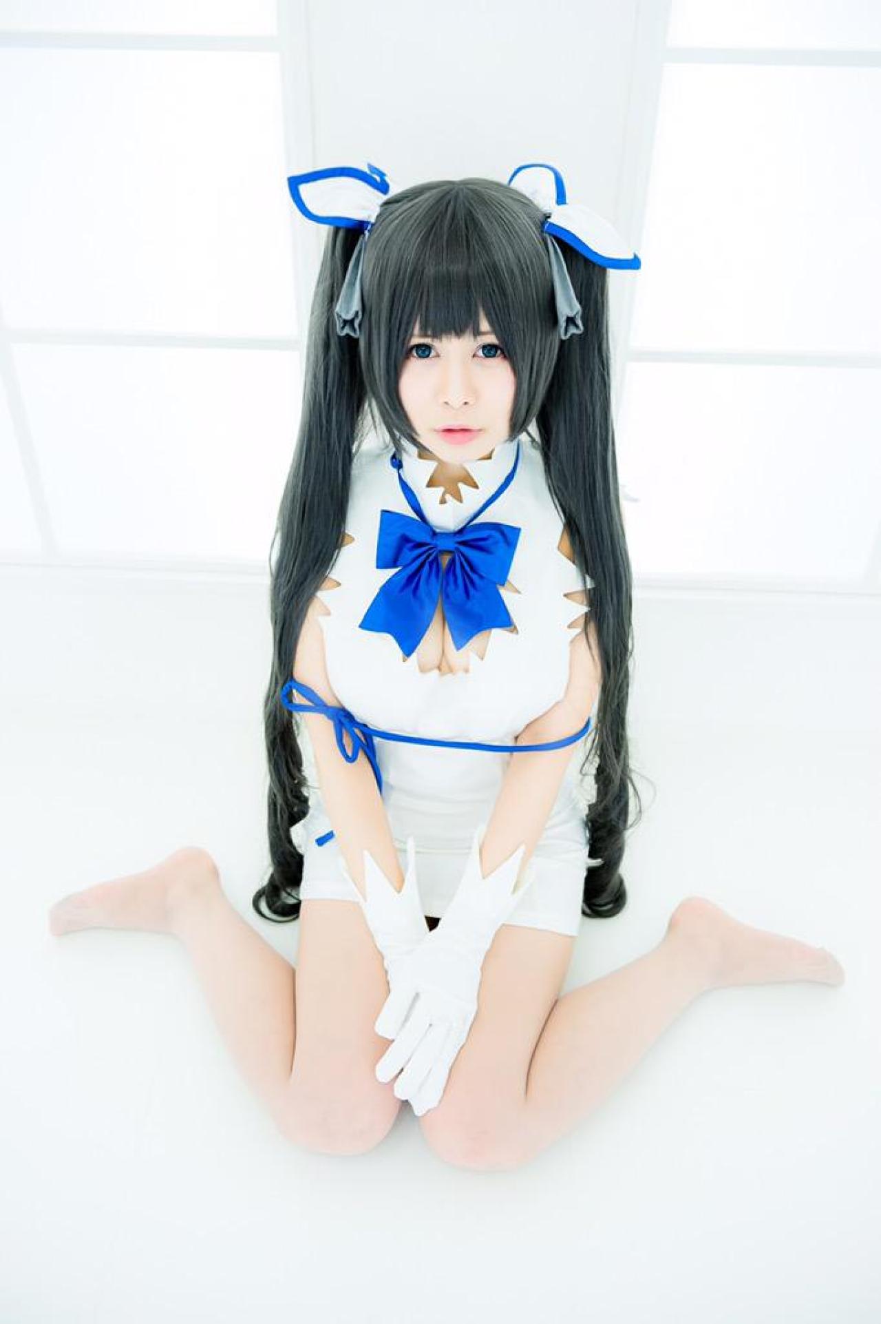 天羽みあ扮赫斯缇雅跪在窗前 正面