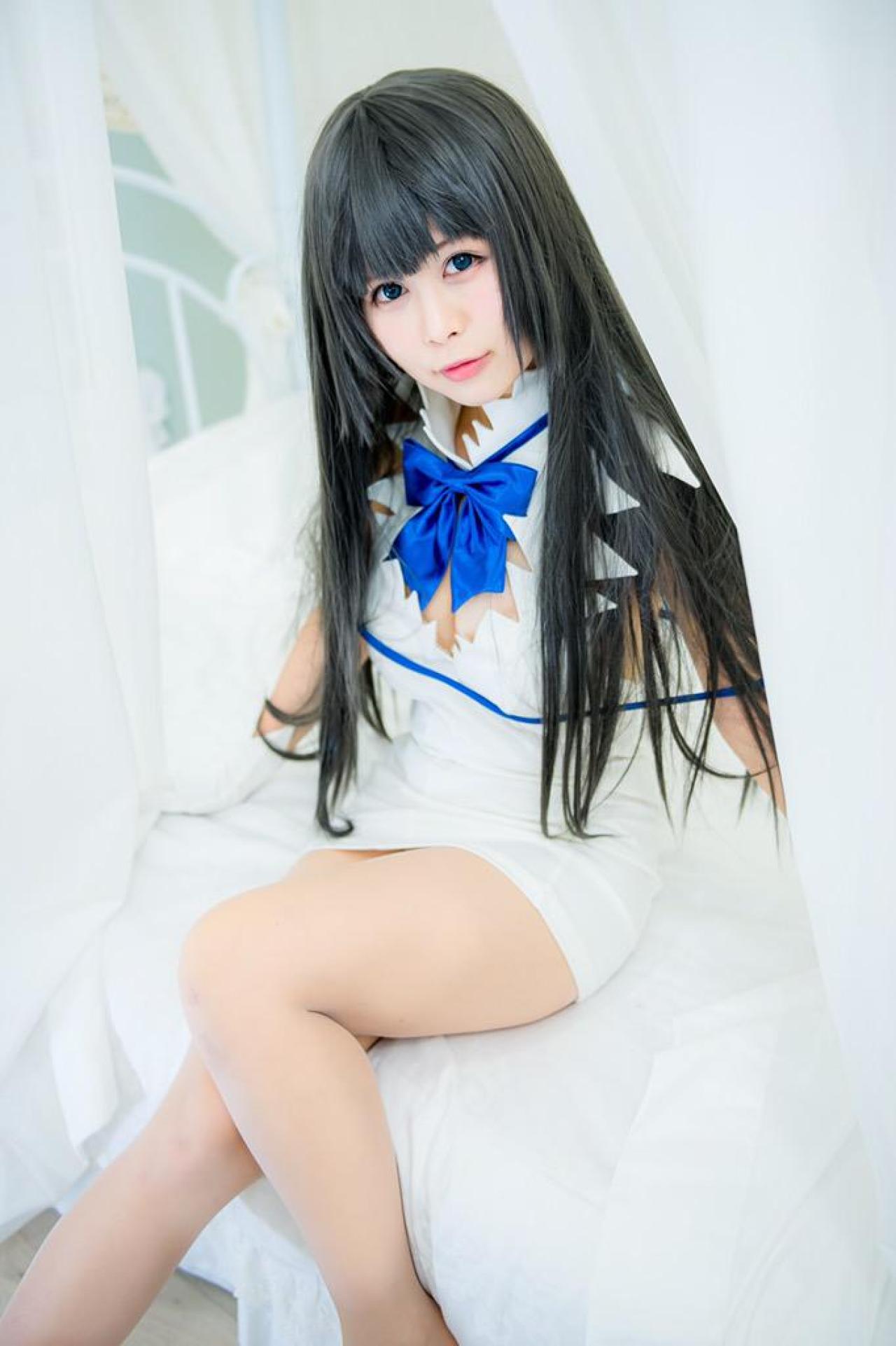 天羽みあ扮赫斯缇雅坐在床沿 3/4侧面