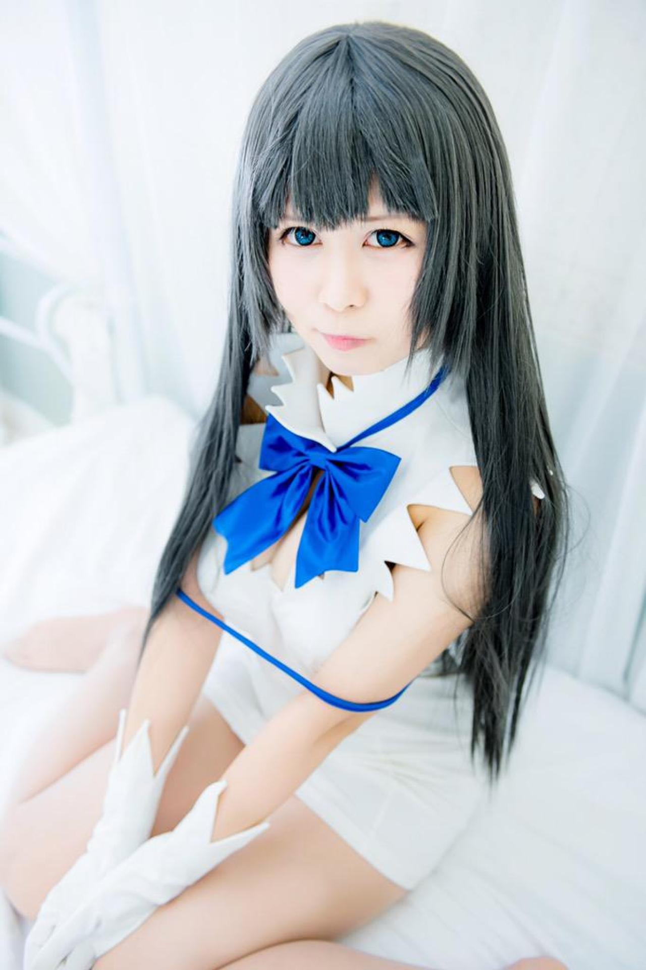 天羽みあ扮赫斯缇雅跪在床上抿嘴卖萌 3/4侧面