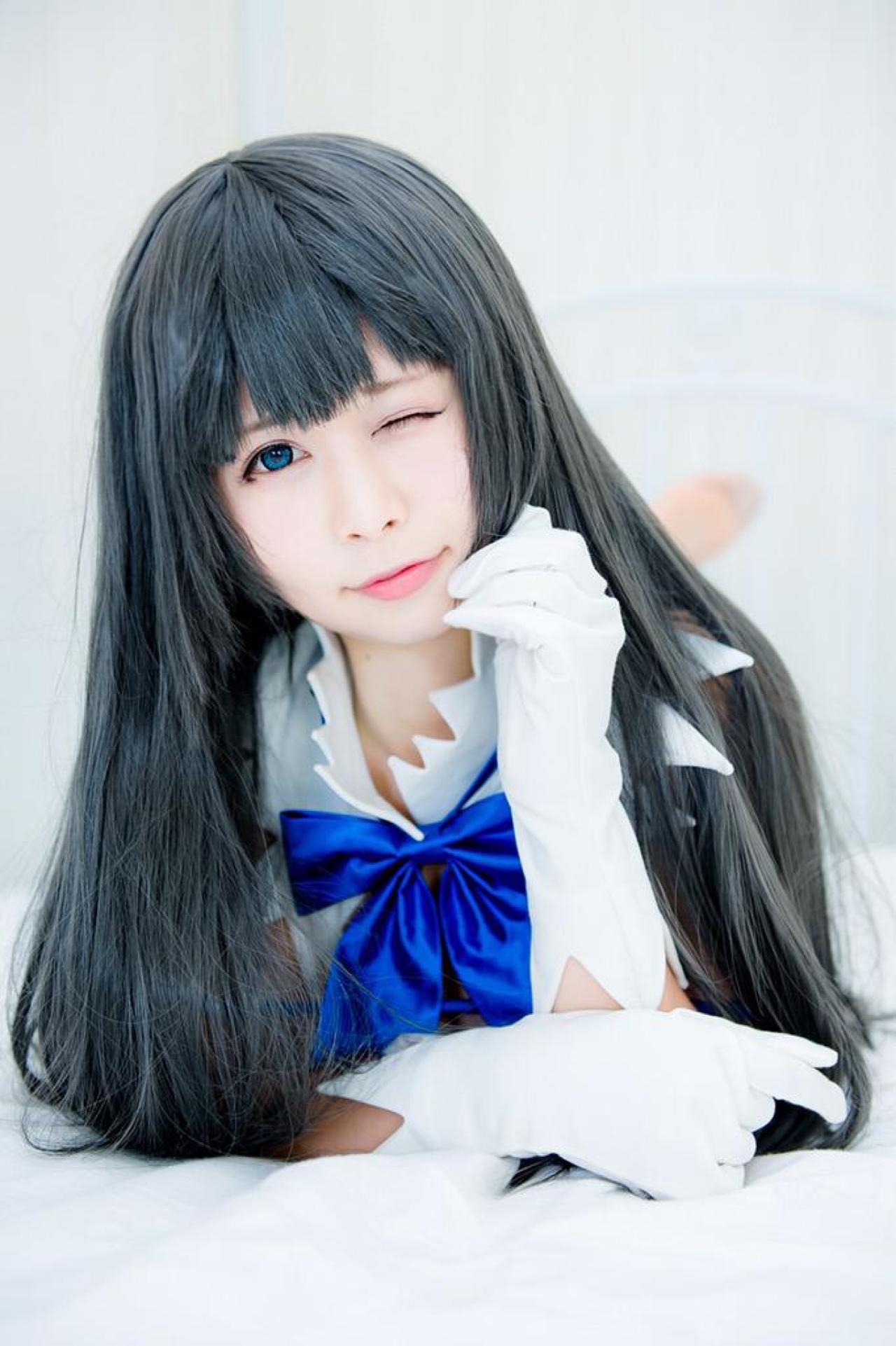 天羽みあ扮赫斯缇雅眨眼卖萌 趴姿 正面