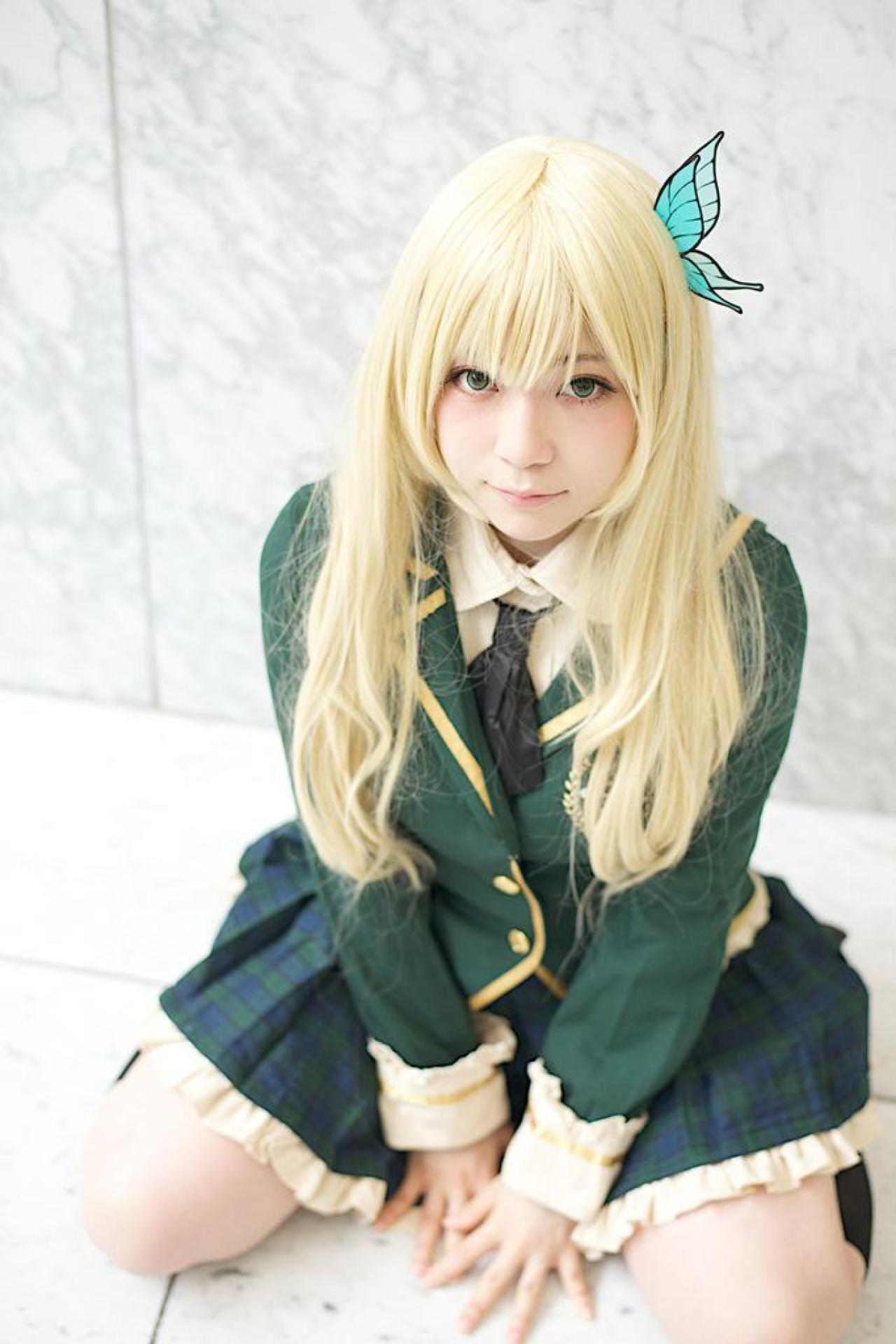 星乃まみ扮柏崎星奈双手撑在裙摆上 跪姿