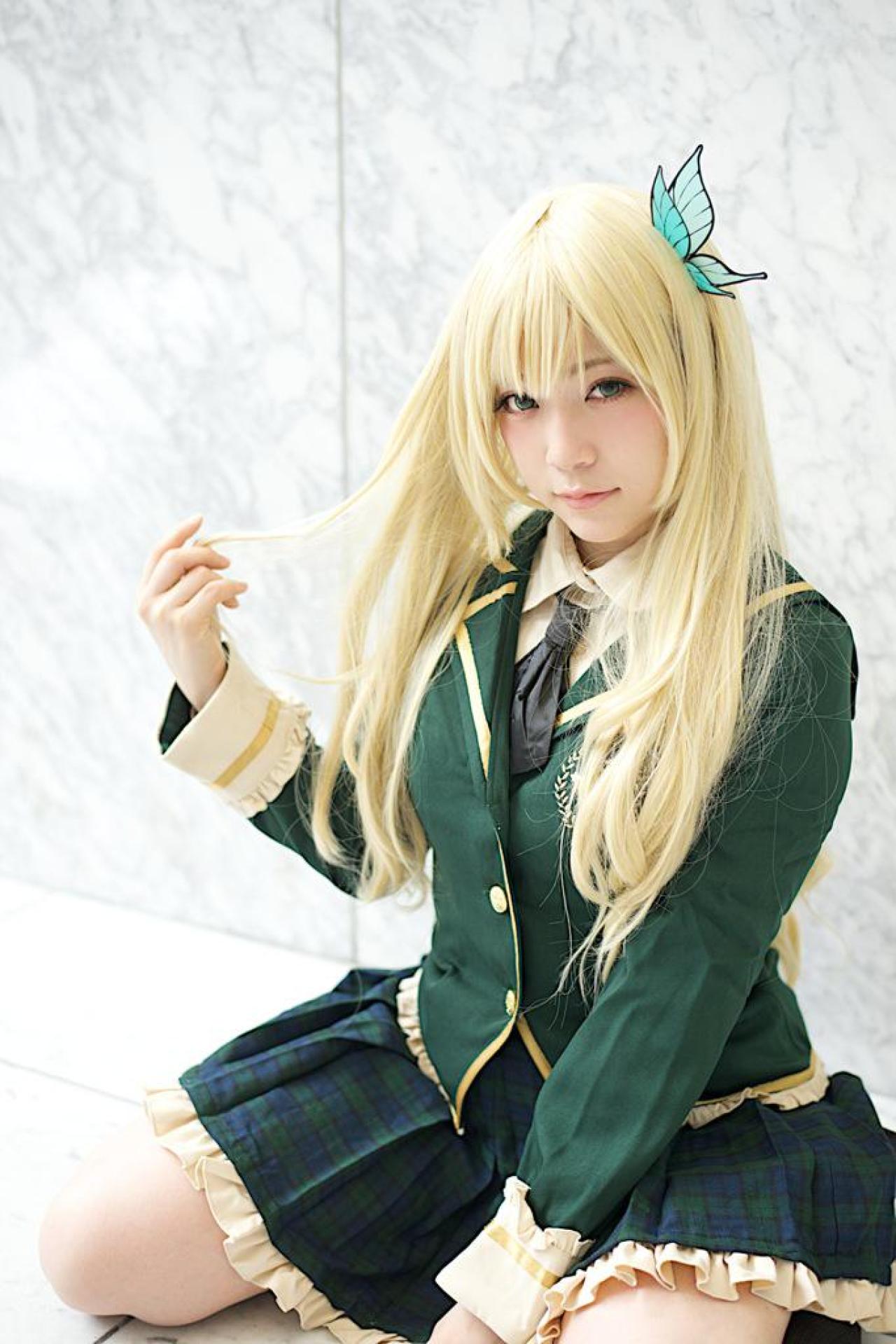 星乃まみ扮柏崎星奈左手撑着裙摆，右手轻抚发梢 跪姿 3/4侧面