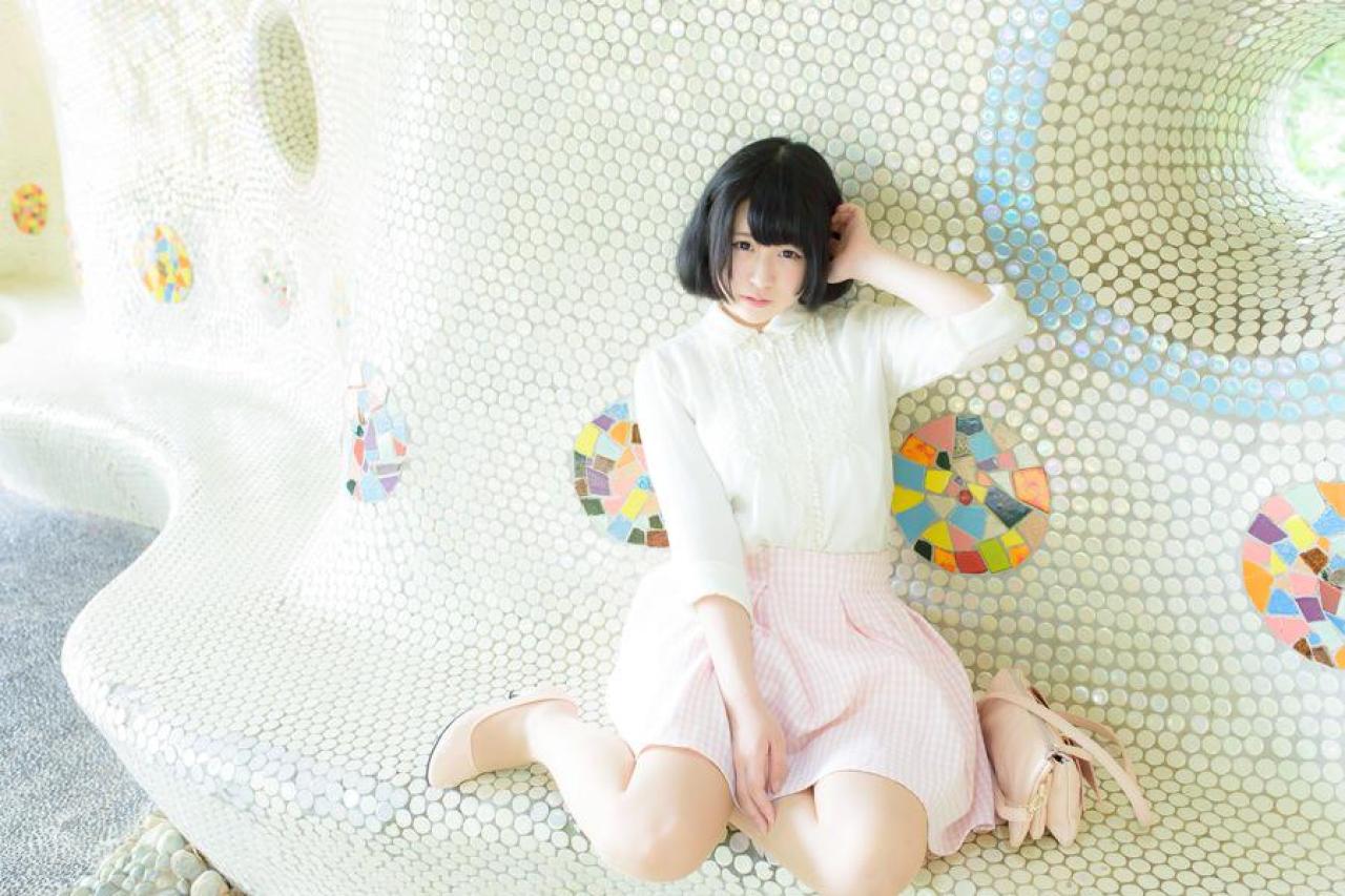 モニ子左手轻抚刘海儿 坐姿