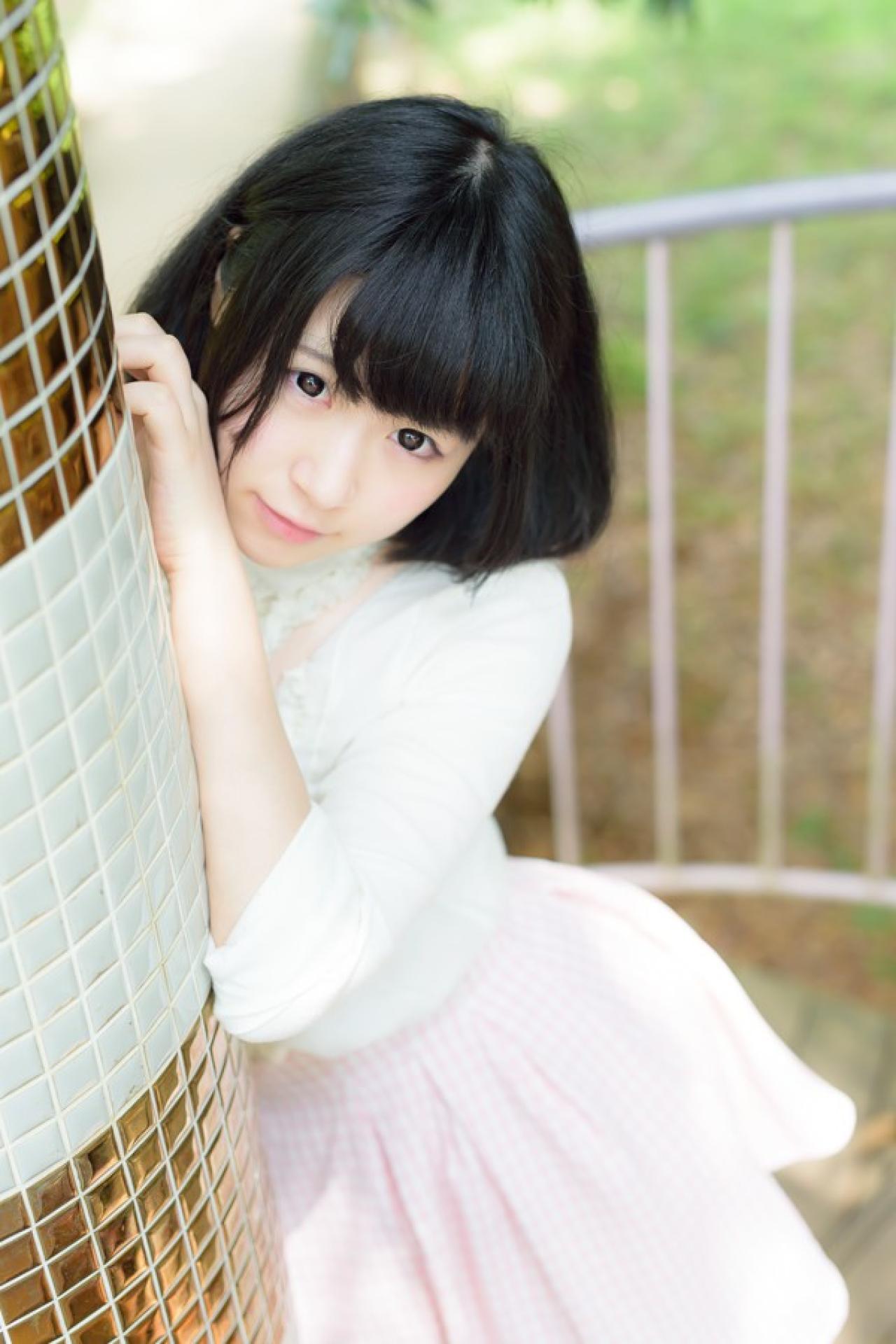 モニ子趴在墙后，探出办个身子卖萌