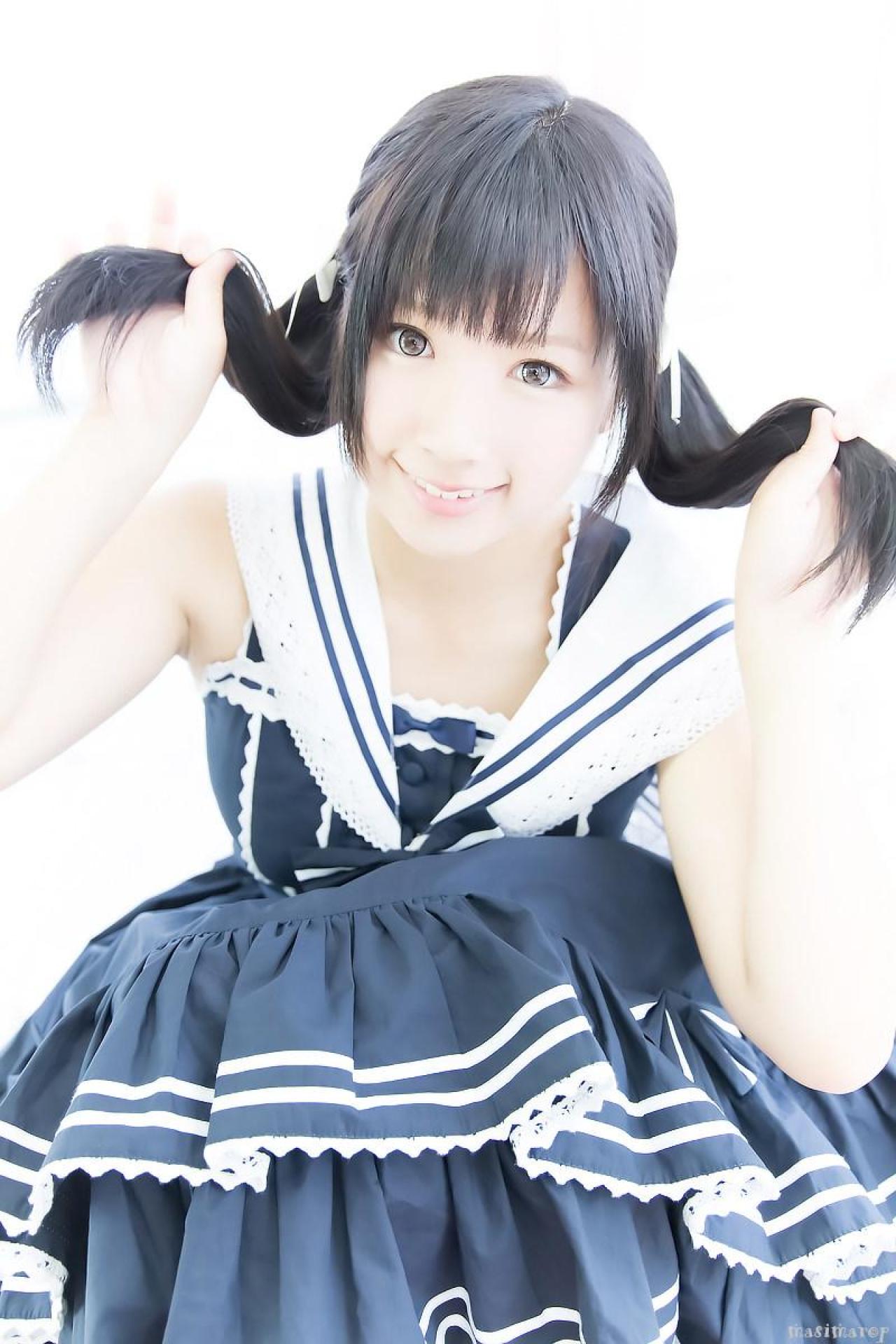 ゆとり双手拉着双马尾 蹲姿 正面