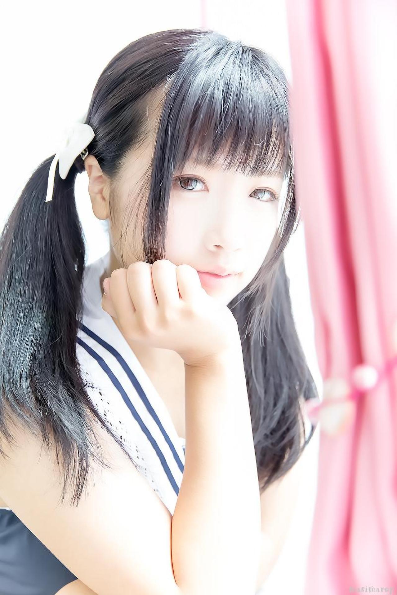 ゆとり趴在窗前，右手撑着下巴