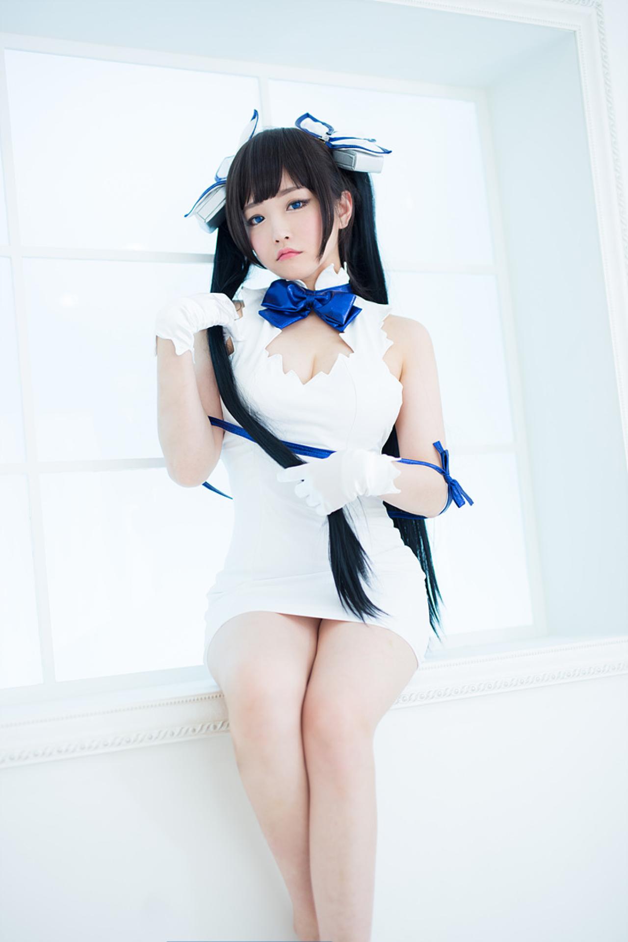 兔娘tomia扮赫斯缇雅坐在窗台