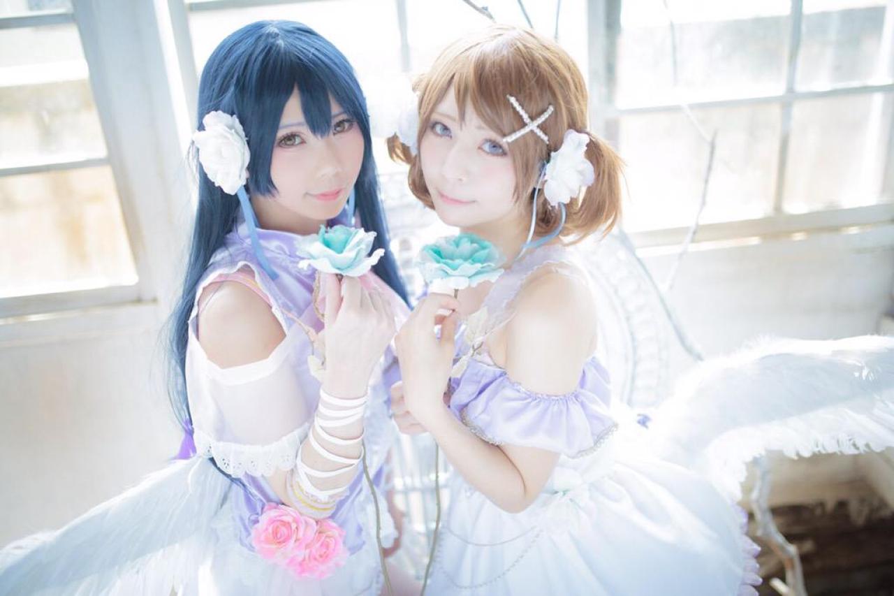 ステラ扮园田海未和かりちゃ扮小泉花阳手捧蓝色花束，靠在一起