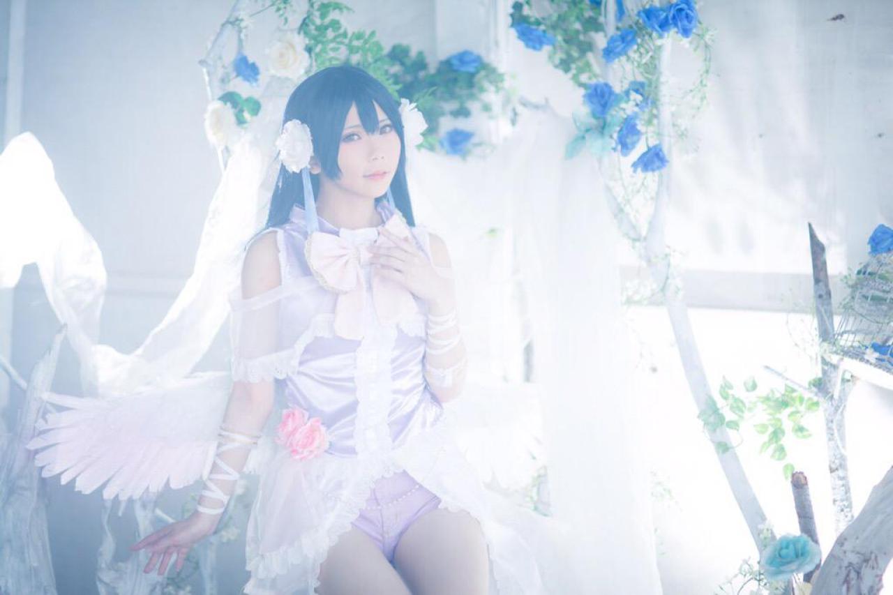 ステラ扮园田海未坐在吊篮里，左手叠放在领口