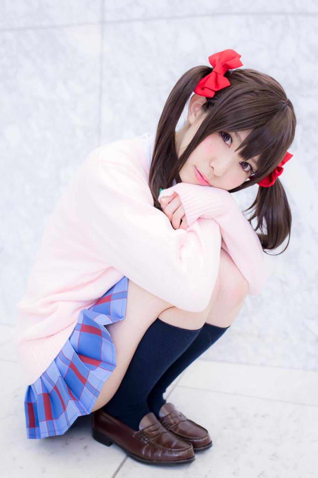 璃波扮演LoveLive!矢泽妮可怀抱膝盖 蹲姿