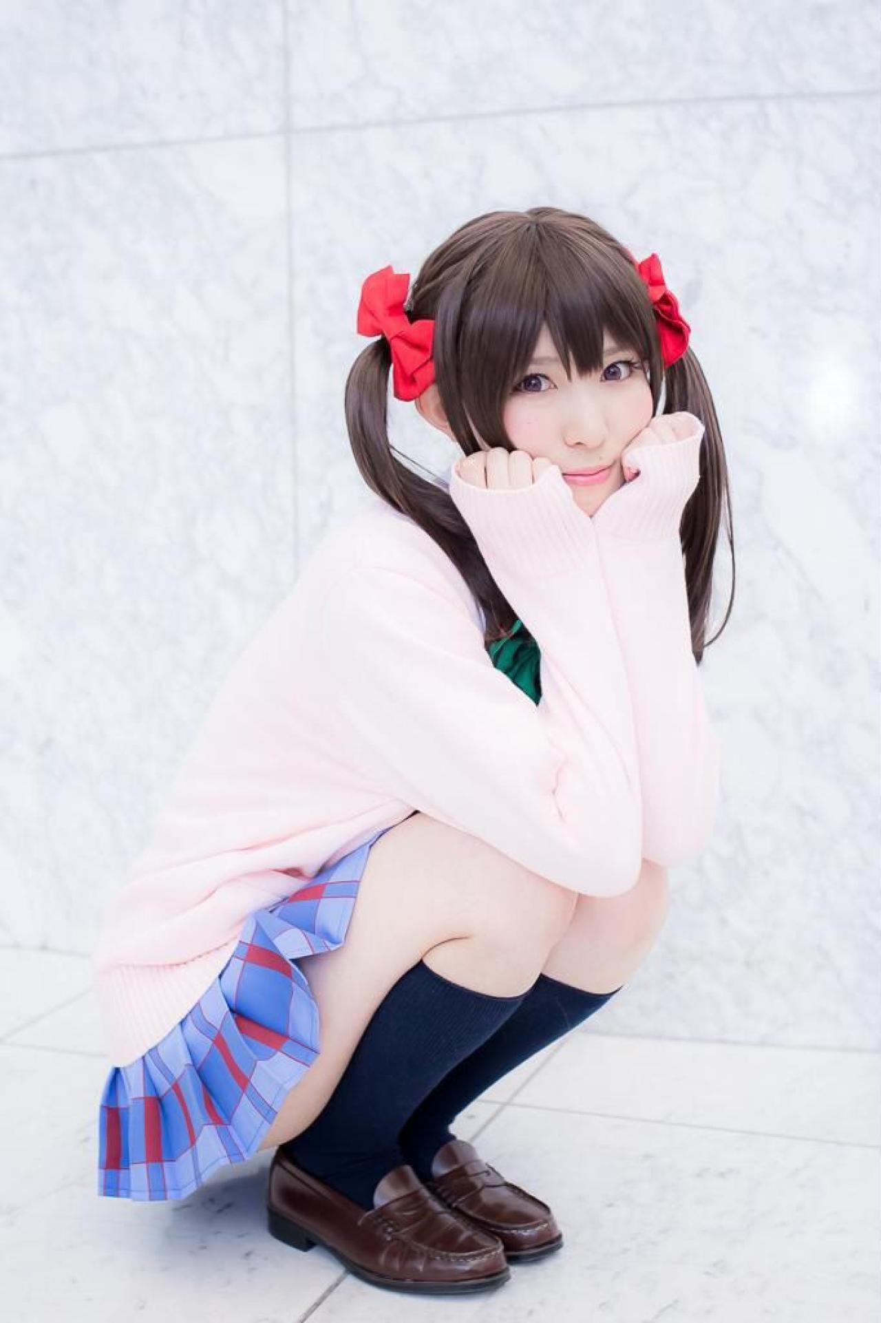 璃波扮演LoveLive!矢泽妮可双手捧脸 蹲姿