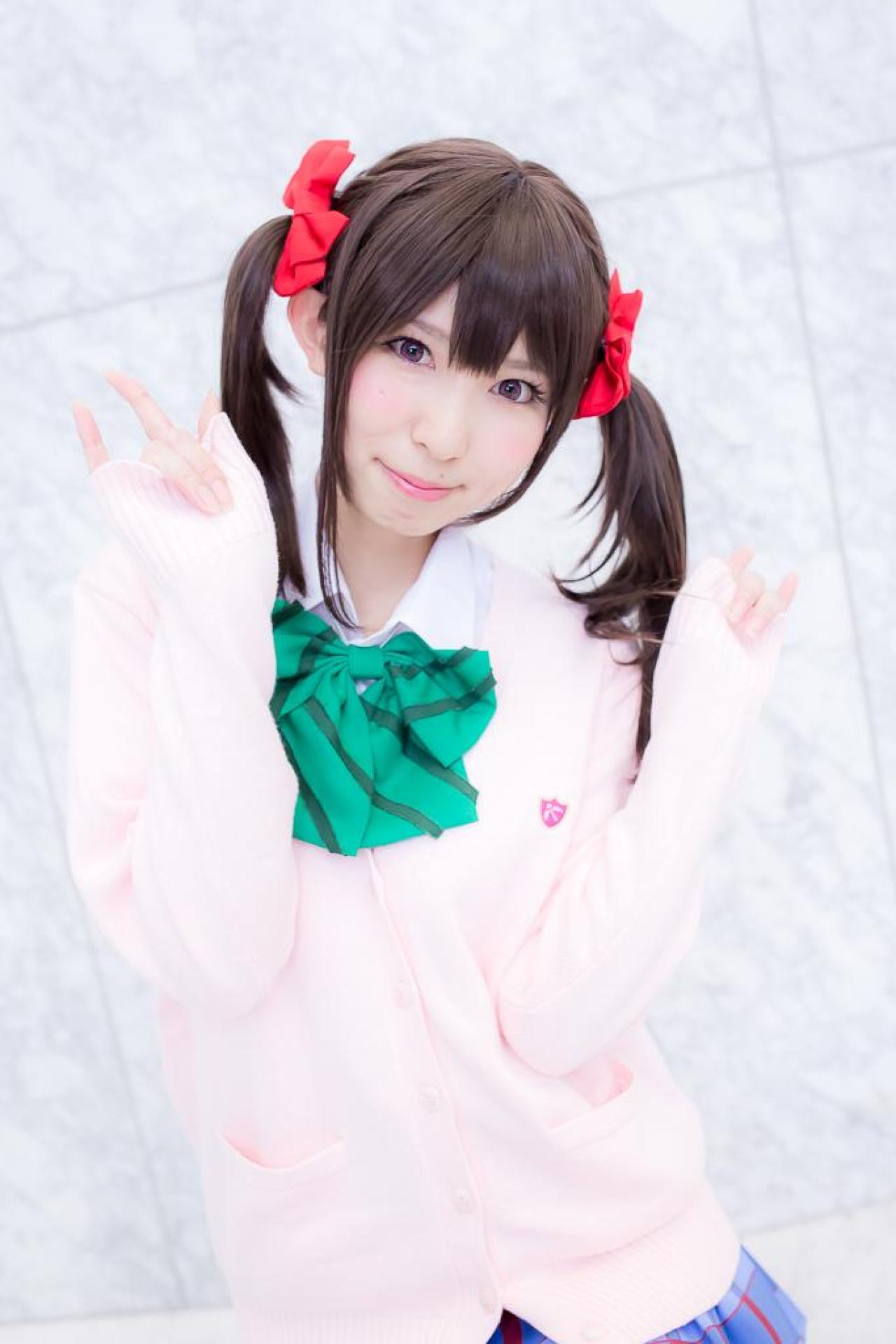 璃波扮演LoveLive!矢泽妮可作LOVEYOU手势 抿嘴卖萌 站姿