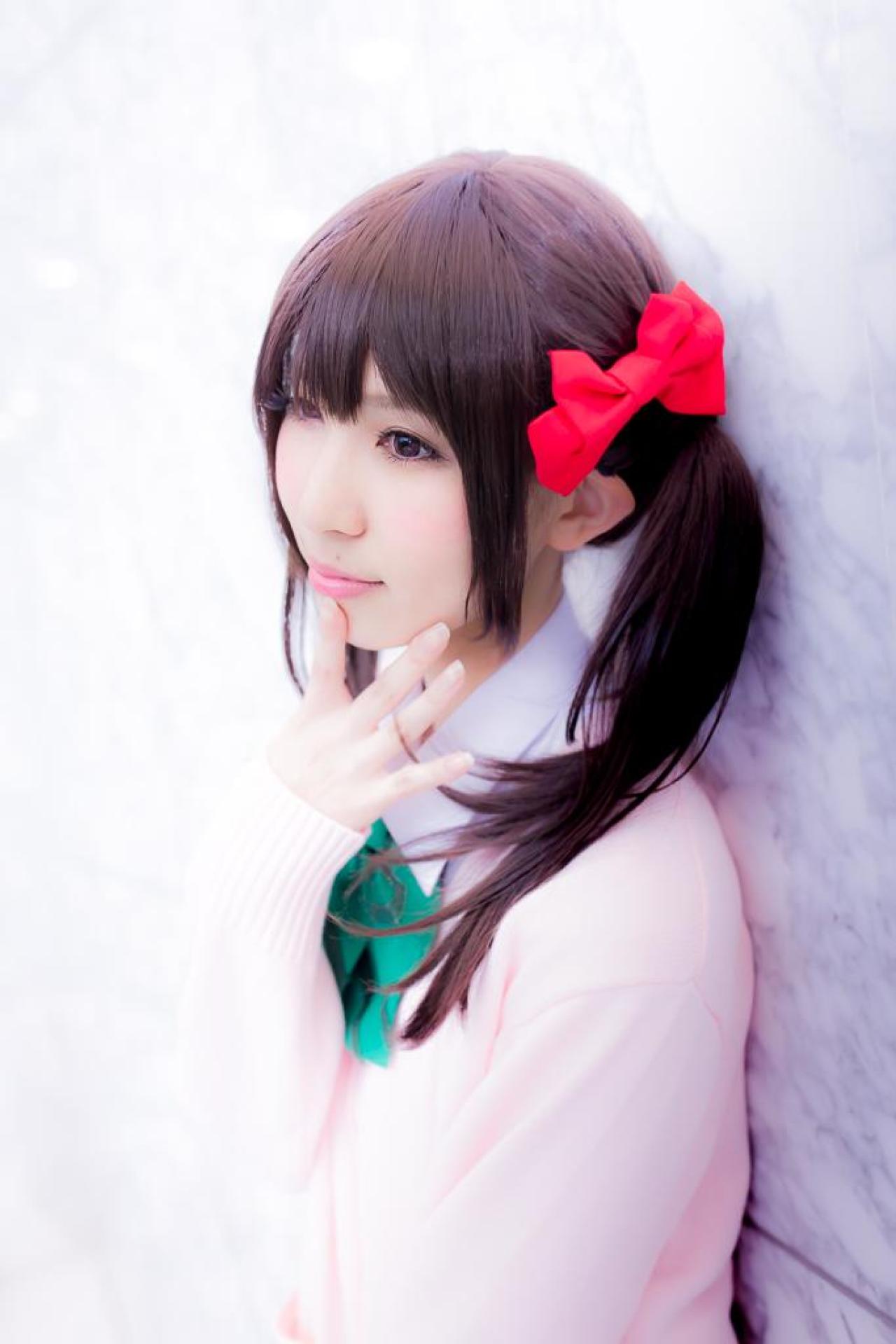 璃波扮演LoveLive!矢泽妮可靠在墙面，右手五指张开轻抵下巴 3/4侧面