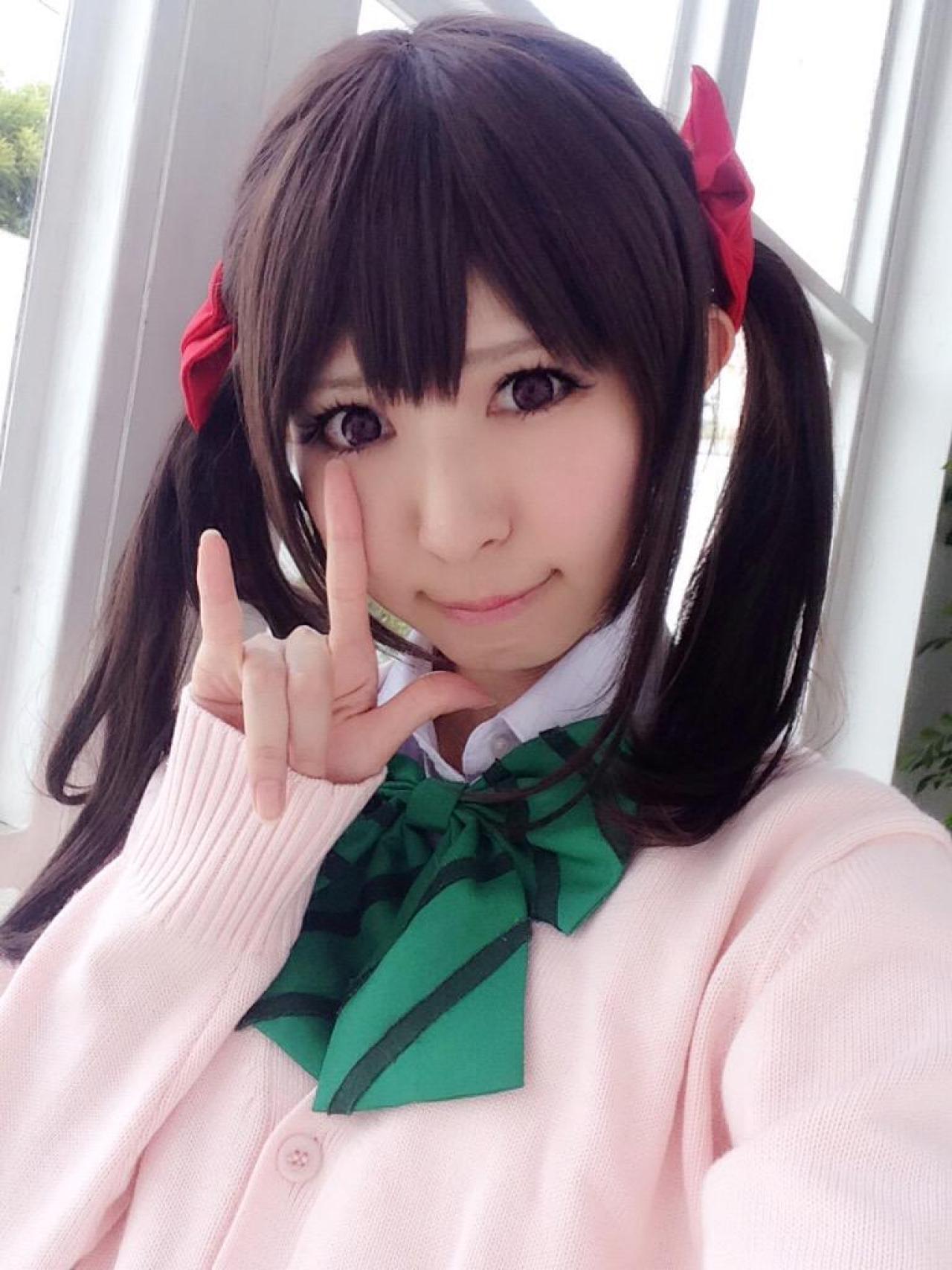 璃波作ILOVEYOU手势卖萌自拍