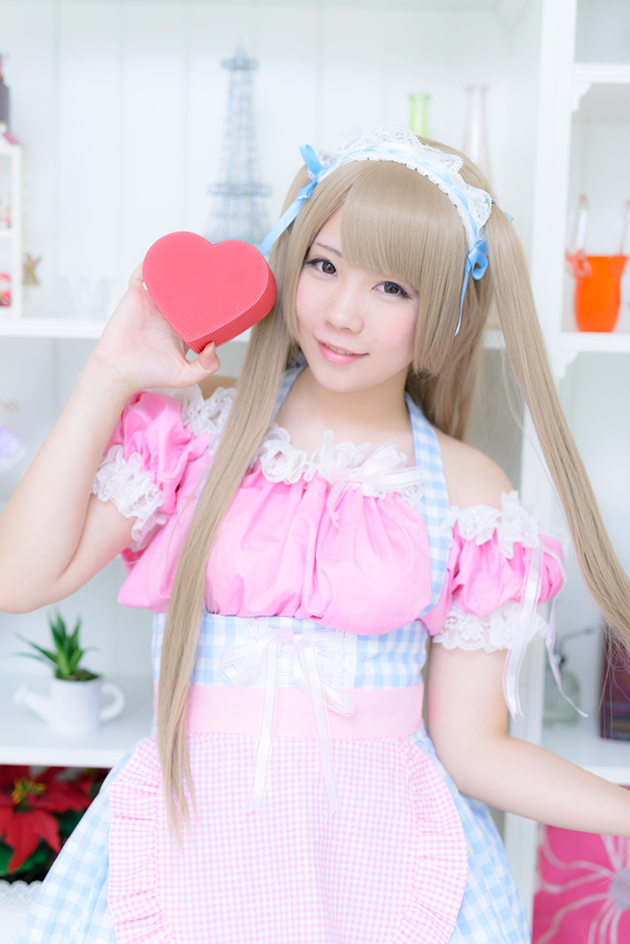 ないる右手拿着桃心盒子，左手拉着发梢 正面 站姿