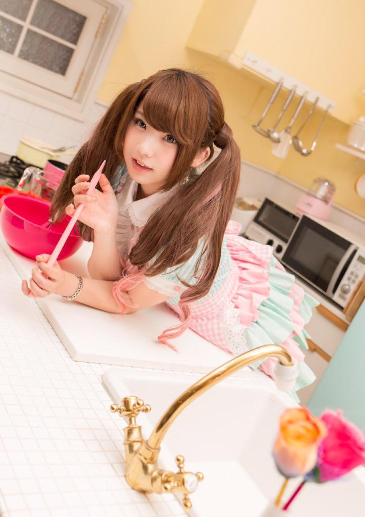 enakoえなこ扮女仆趴在橱柜上