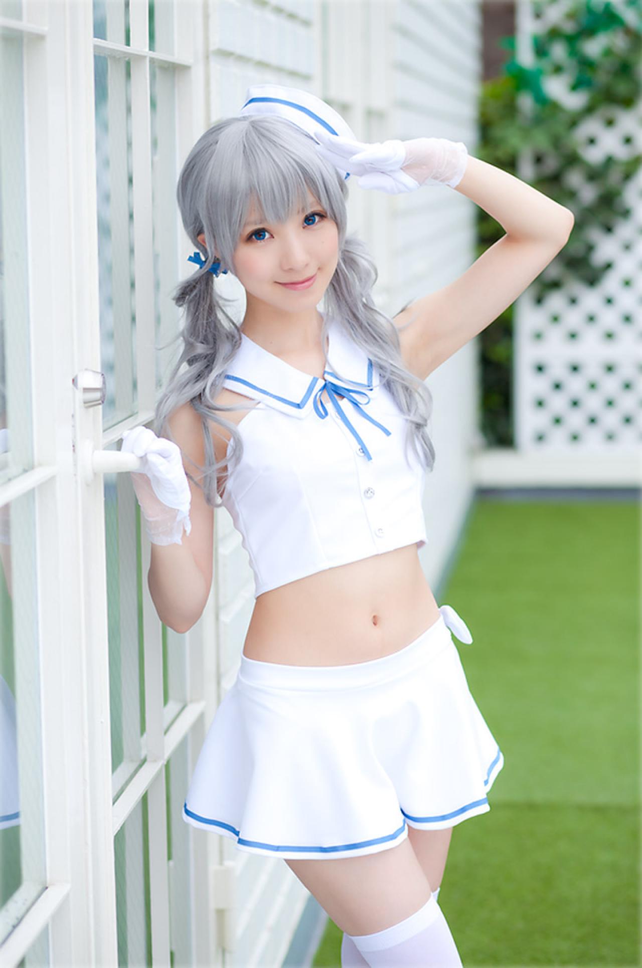 あぷ站在门旁的草地上敬礼，扶着门把手 正面